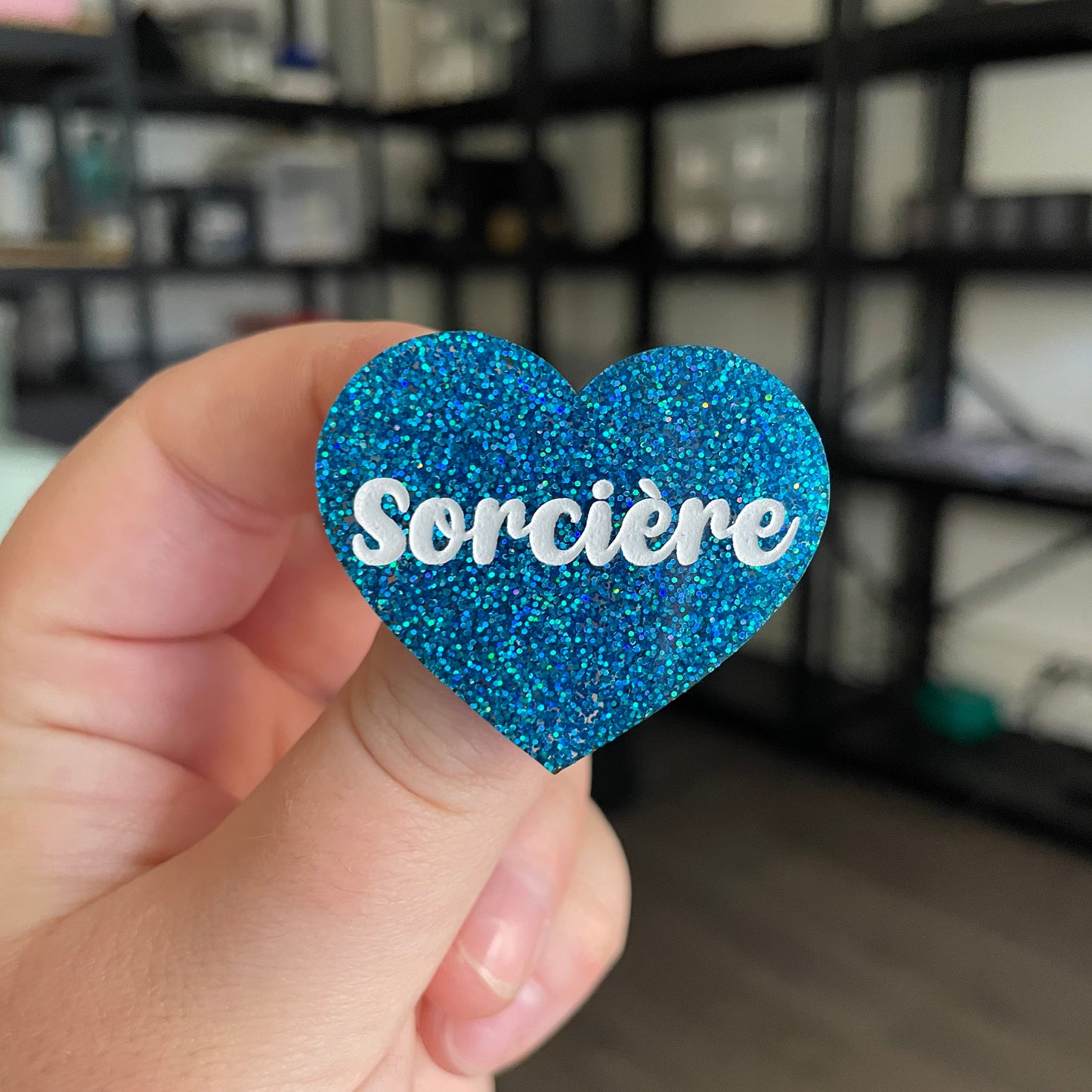Broche "Sorcière" en acrylique à paillettes bleues