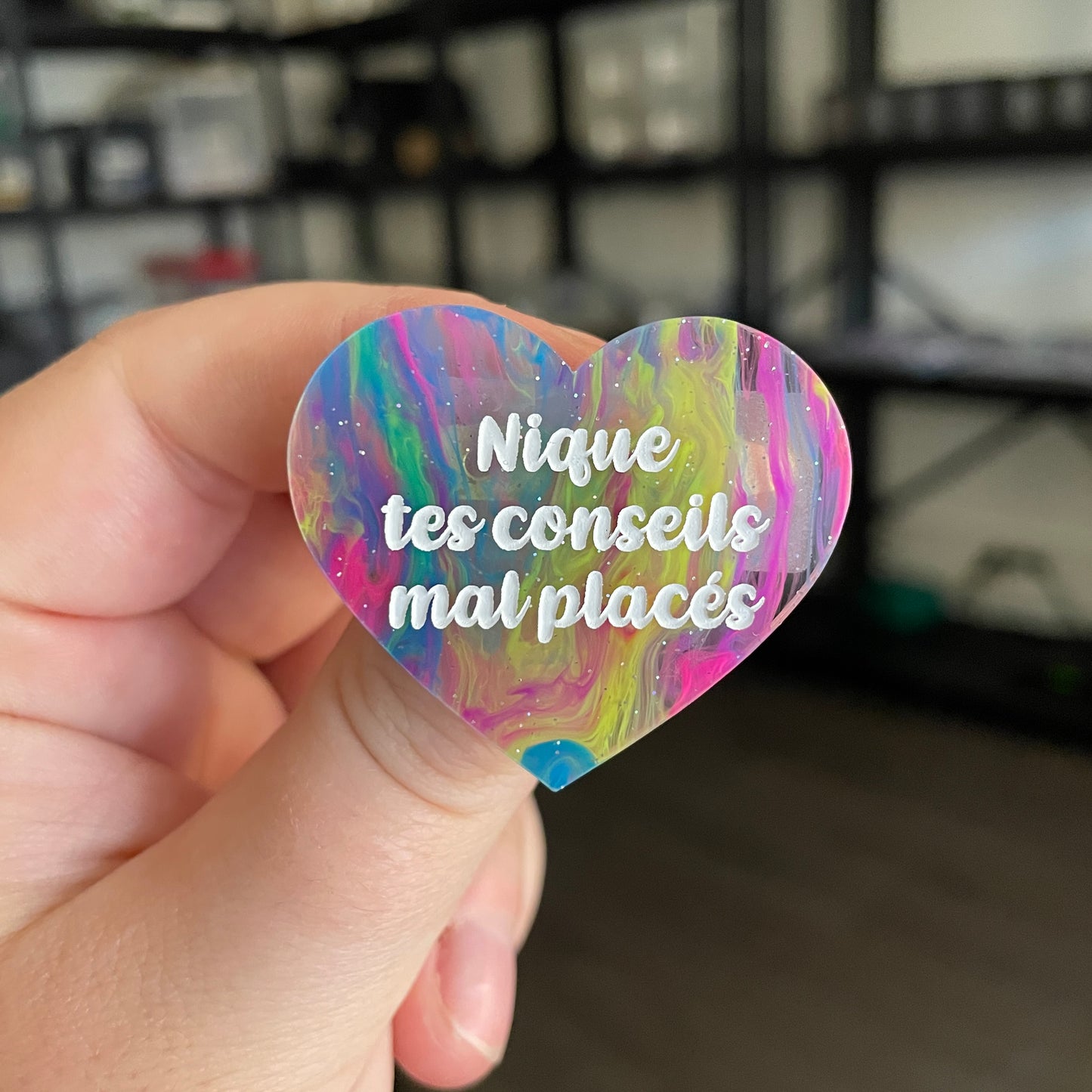 Broche "Nique tes conseils mal placés" en acrylique semi transparente marbrée multicolore