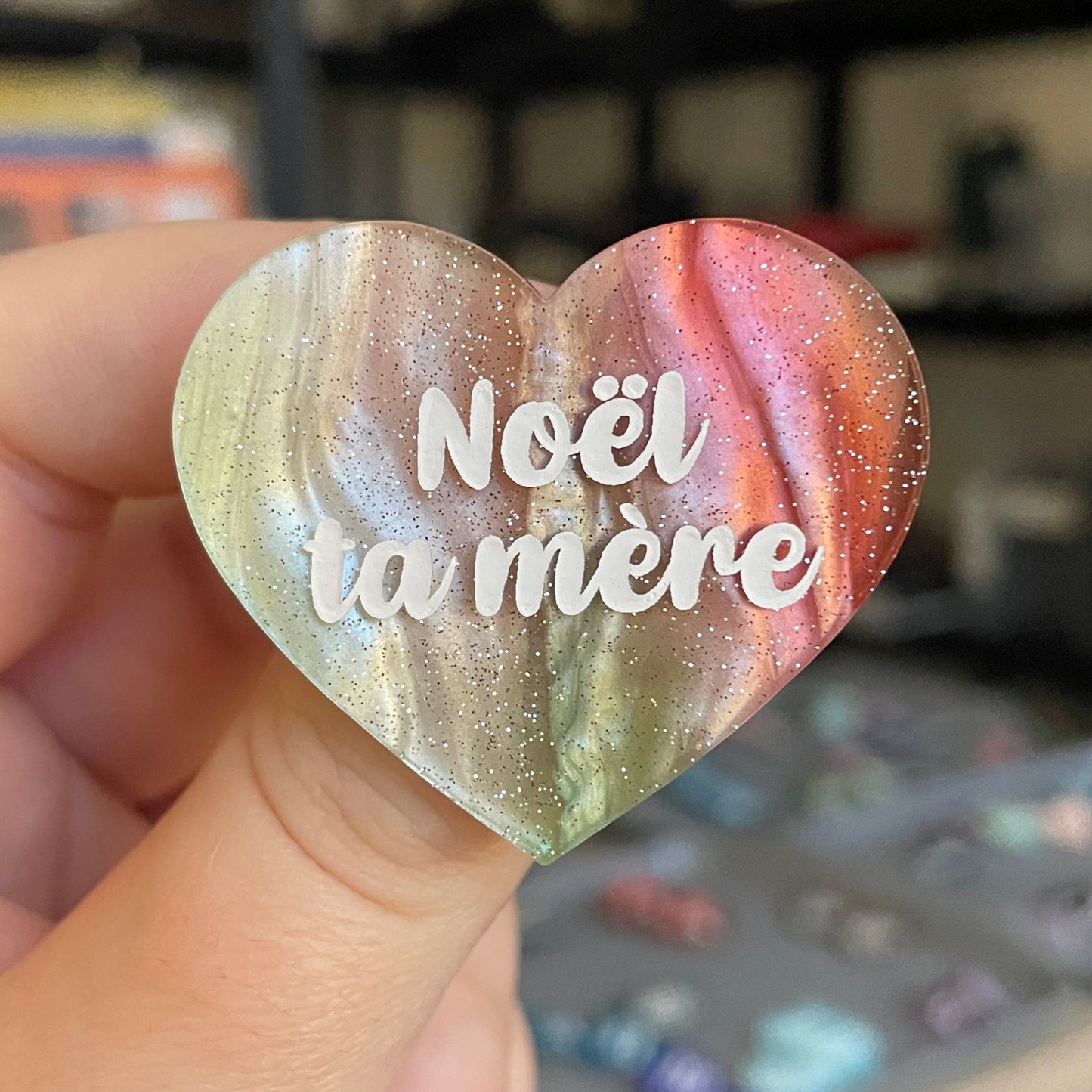 Broche "Noël ta mère" en acrylique marbrée rouge, verte, marron et blanche