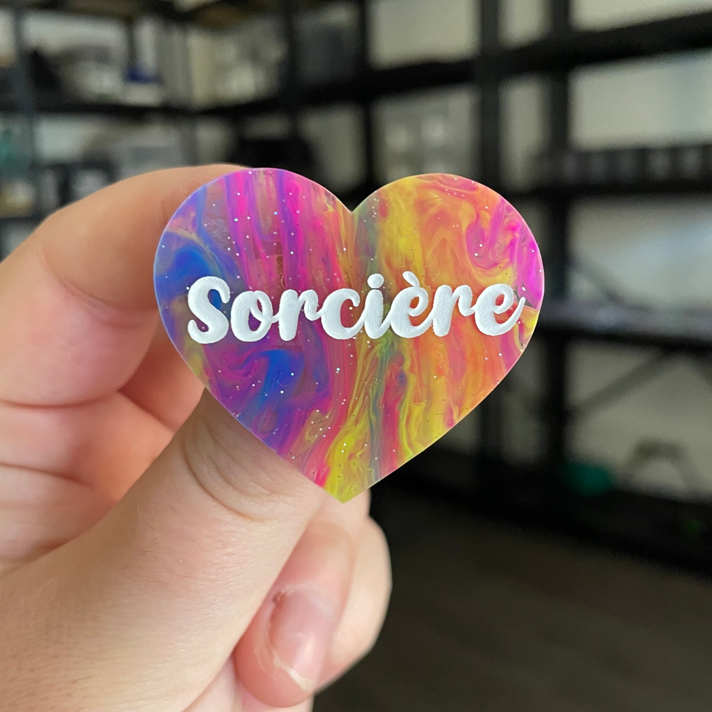 Broche "Sorcière" en acrylique semi transparente marbrée multicolore