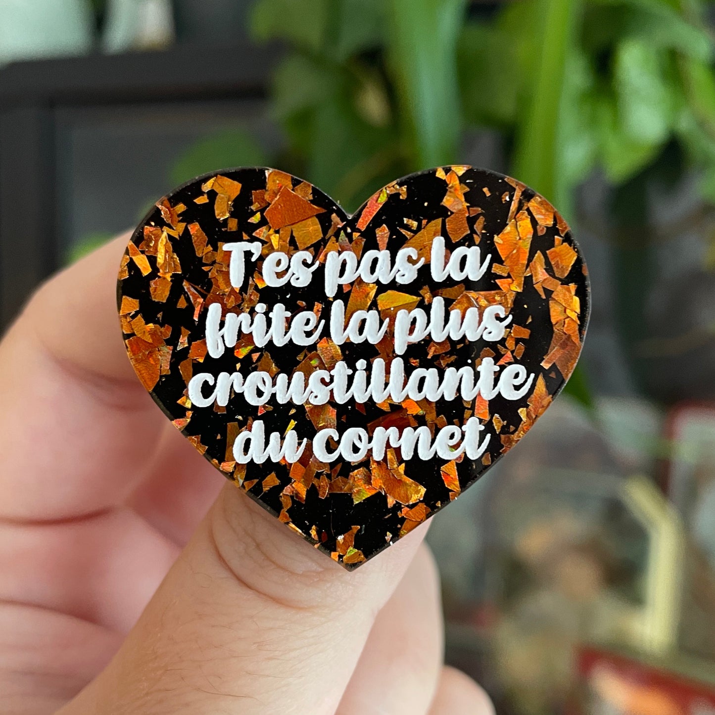 Broche "T'es pas la frite la plus croustillante du cornet" en acrylique noire avec des éclats de confettis oranges