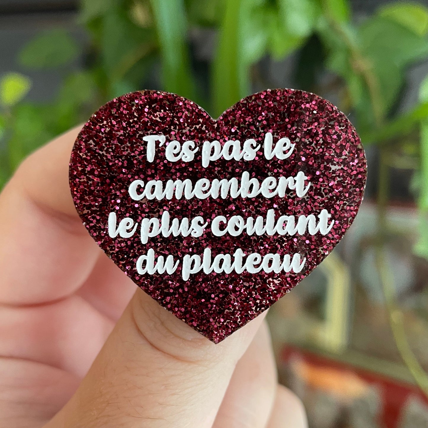 Broche "T'es pas le camembert le plus coulant du plateau" en acrylique à paillettes bordeaux