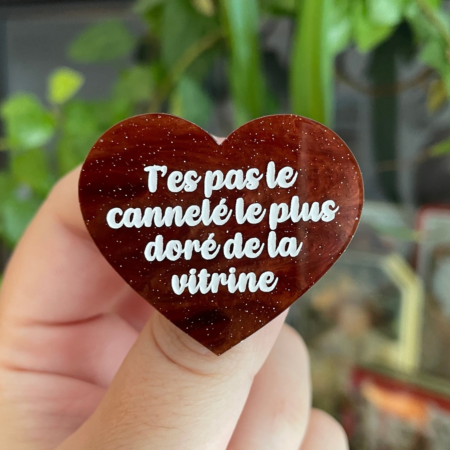 Broche "T'es pas le cannelé le plus doré de la vitrine" en acrylique marbrée marron à paillettes