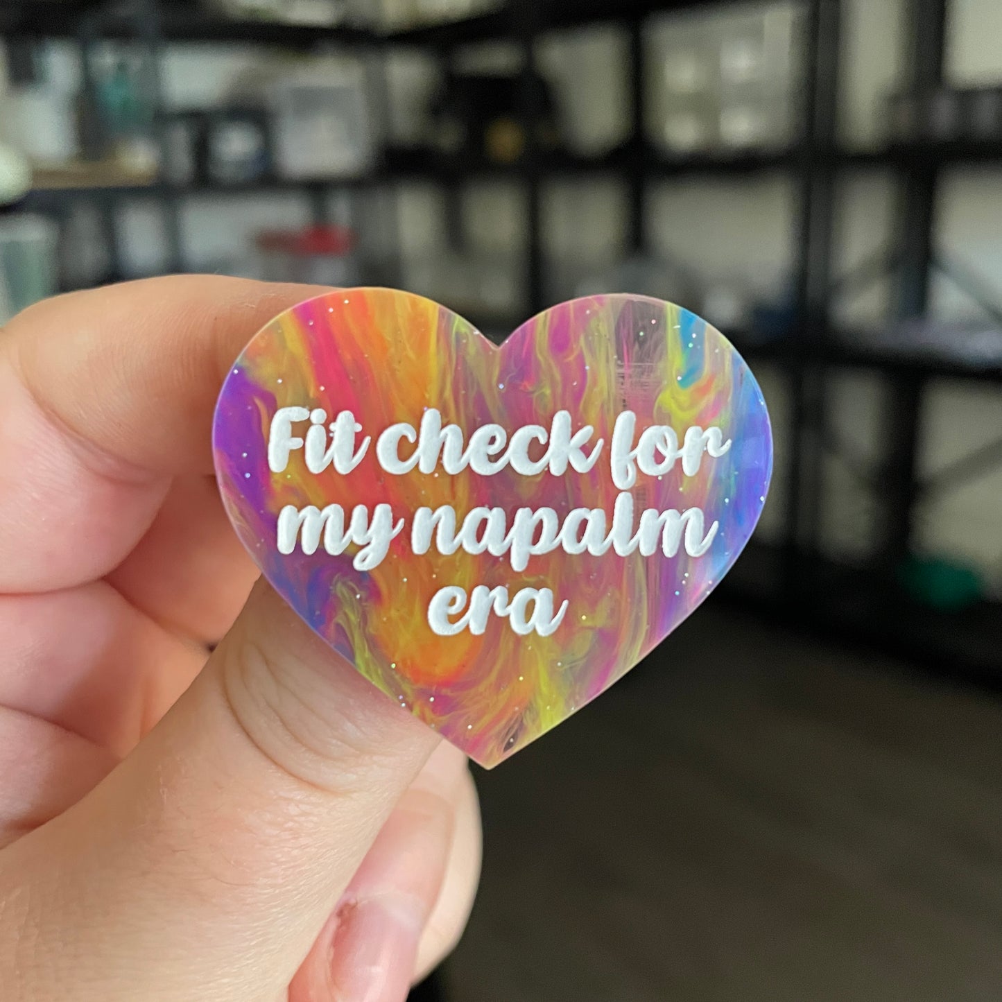 Broche "Fit check for my napalm era" en acrylique semi transparente marbrée multicolore