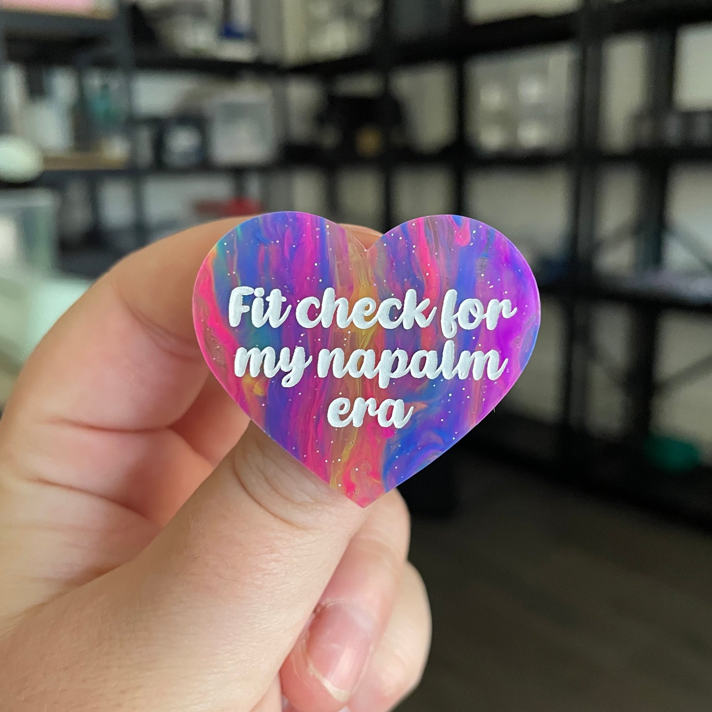 Broche "Fit check for my napalm era" en acrylique semi transparente marbrée multicolore