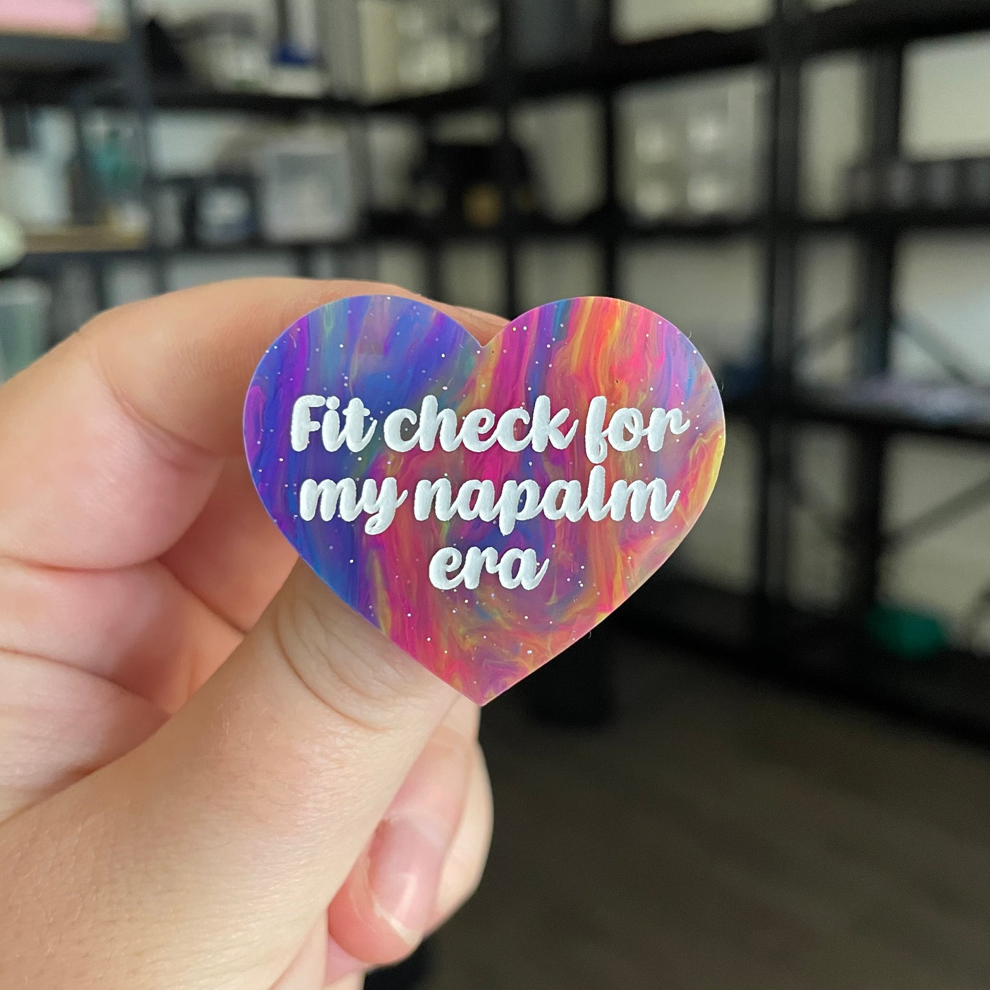 Broche "Fit check for my napalm era" en acrylique semi transparente marbrée multicolore