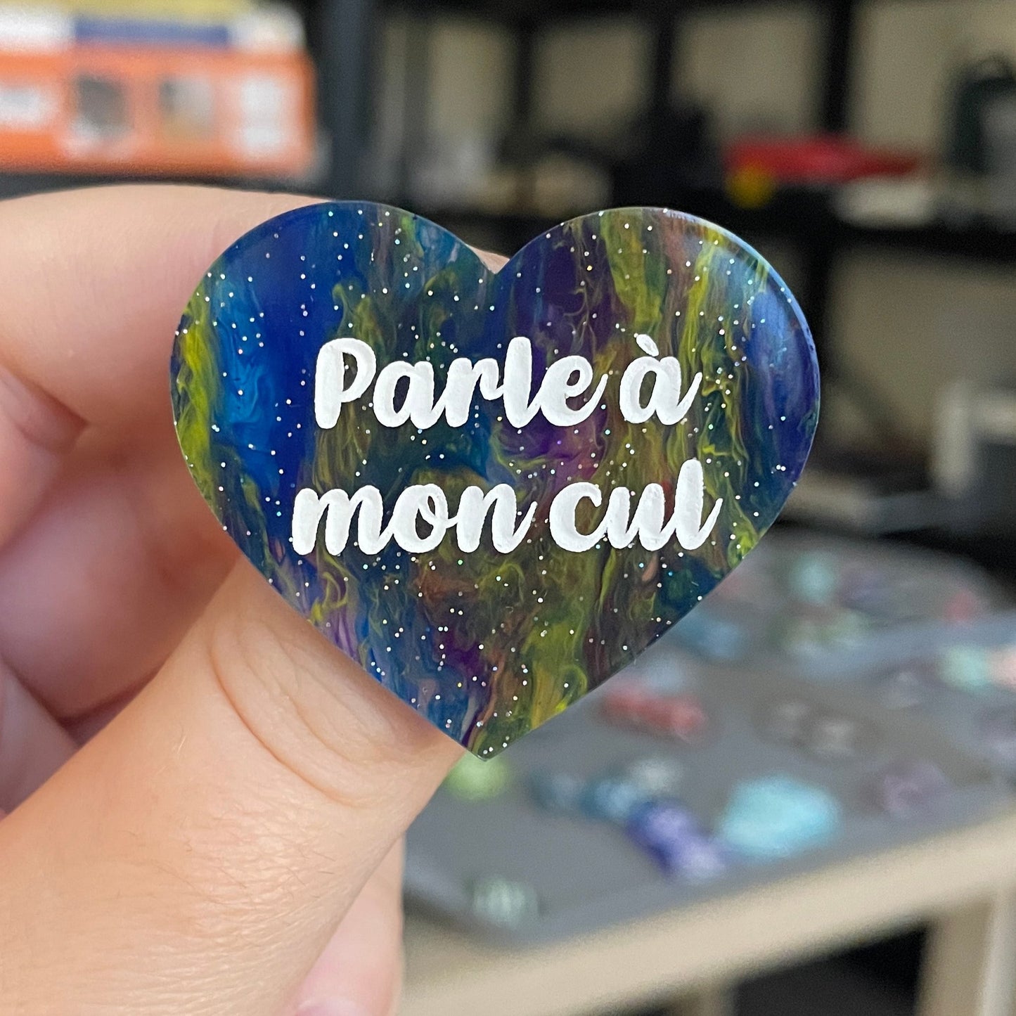 Broche "Parle à mon cul" en acrylique marbrée semi-transparente bleue et multicolore
