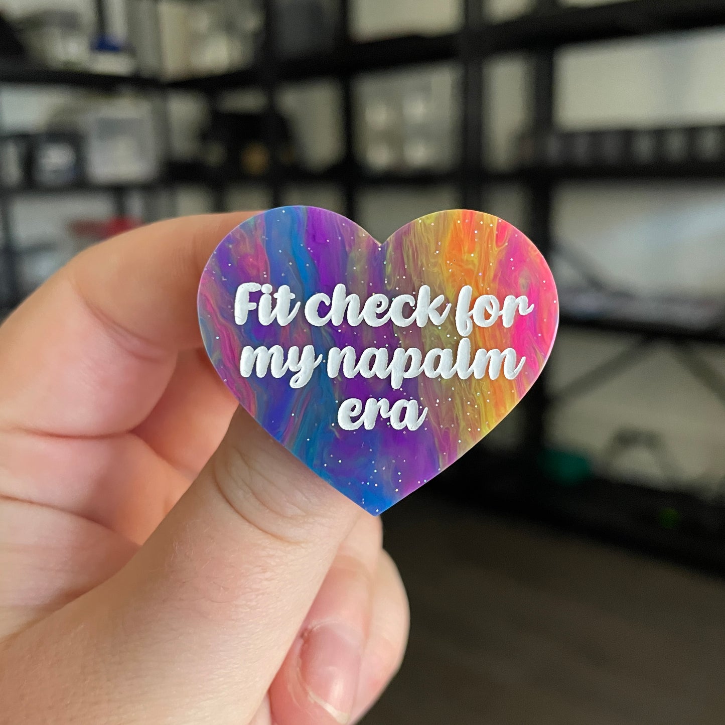 Broche "Fit check for my napalm era" en acrylique semi transparente marbrée multicolore