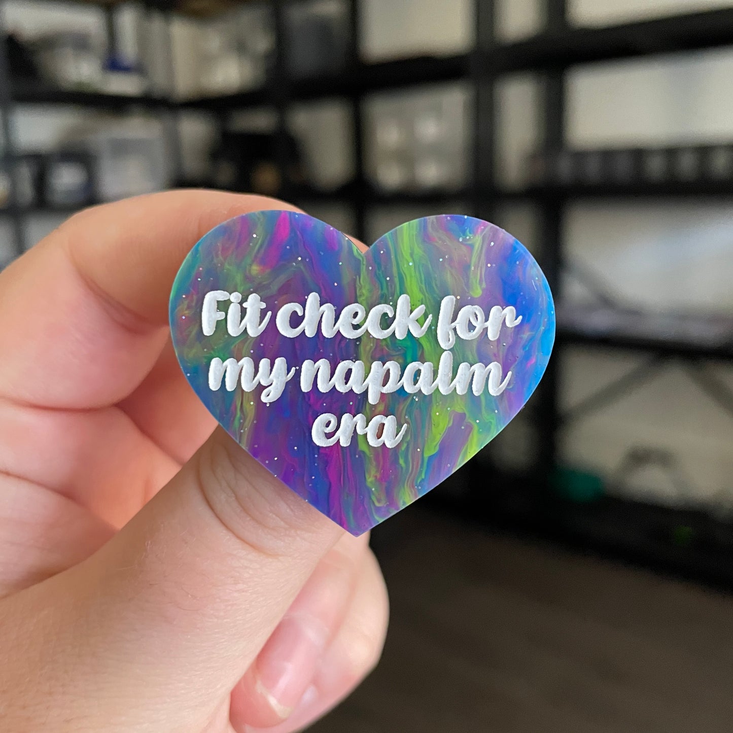 Broche "Fit check for my napalm era" en acrylique semi transparente marbrée multicolore