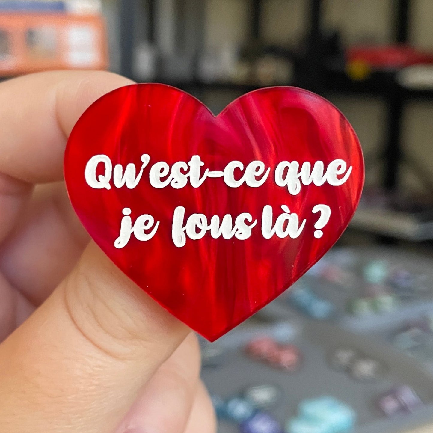 Broche "Qu'est-ce que je fous là ?" en acrylique marbrée rouge