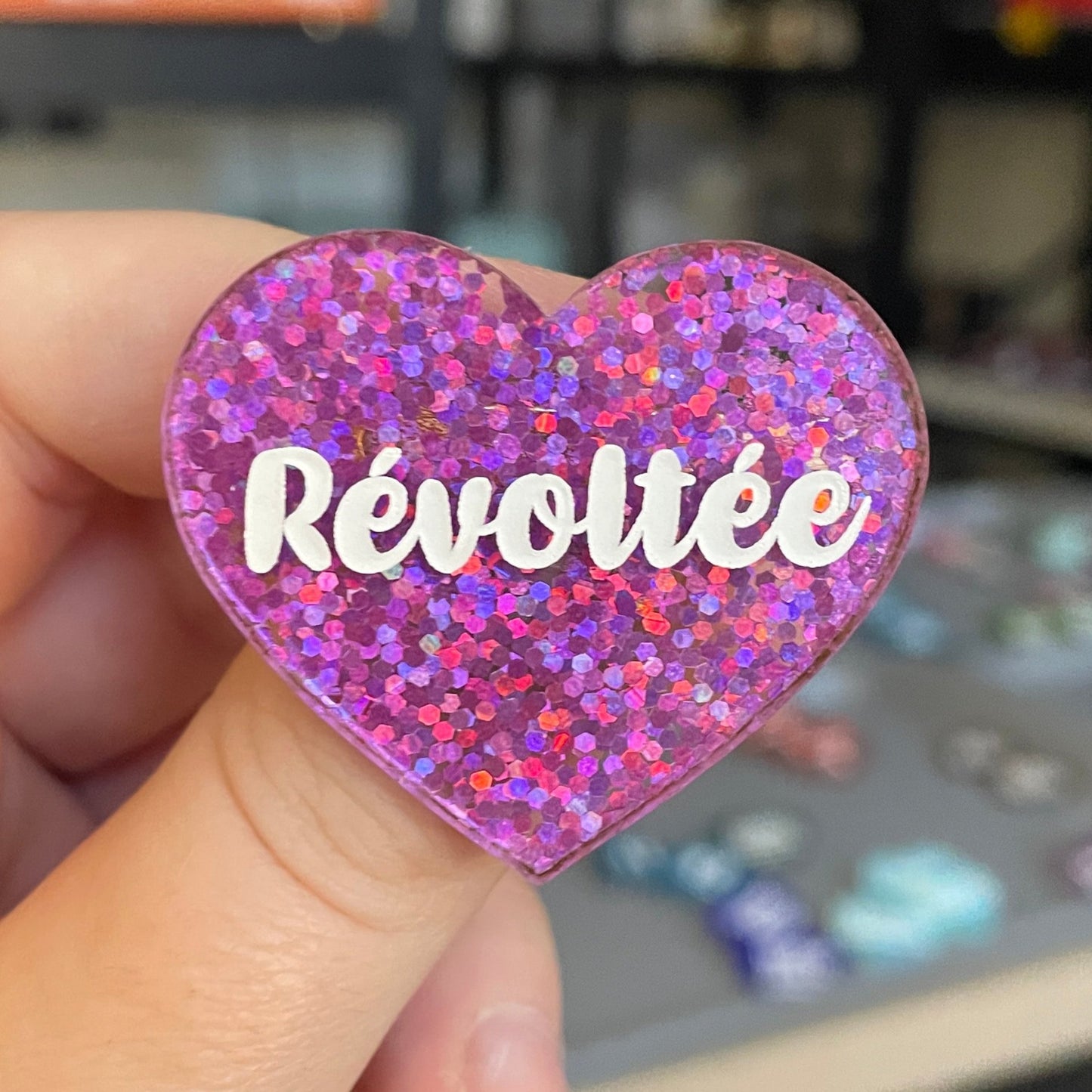 Broche "Révoltée" en acrylique à paillettes violettes