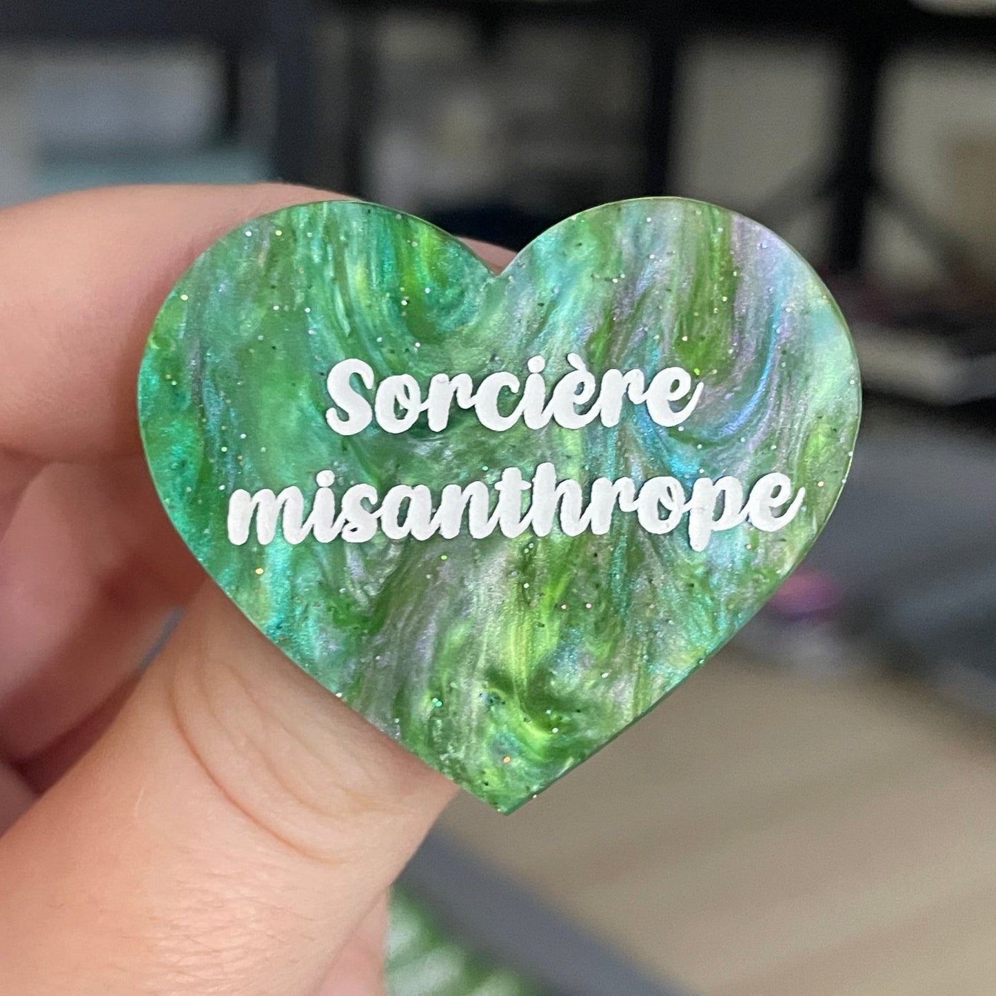 Broche "Sorcière misanthrope" en acrylique marbrée verte à paillettes