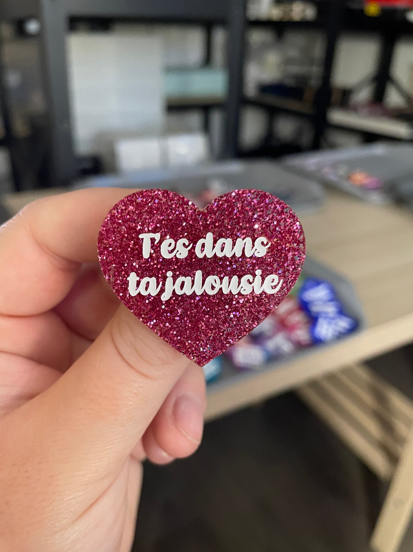 Broche "T'es dans ta jalousie" en acrylique à paillettes magenta