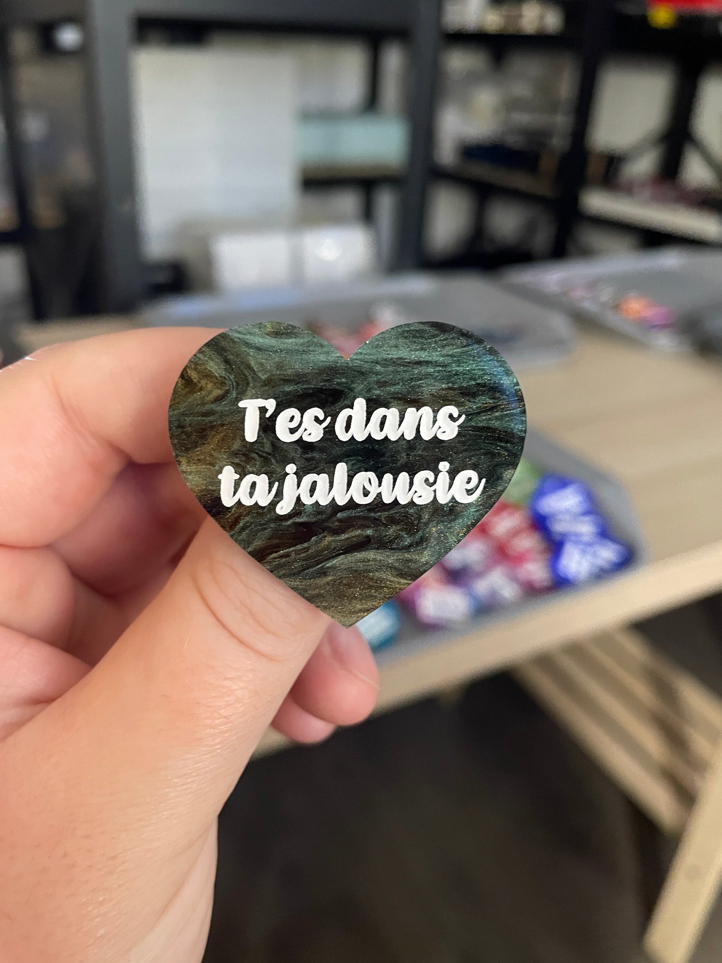 Broche "T'es dans ta jalousie" en acrylique marbrée verte et dorée