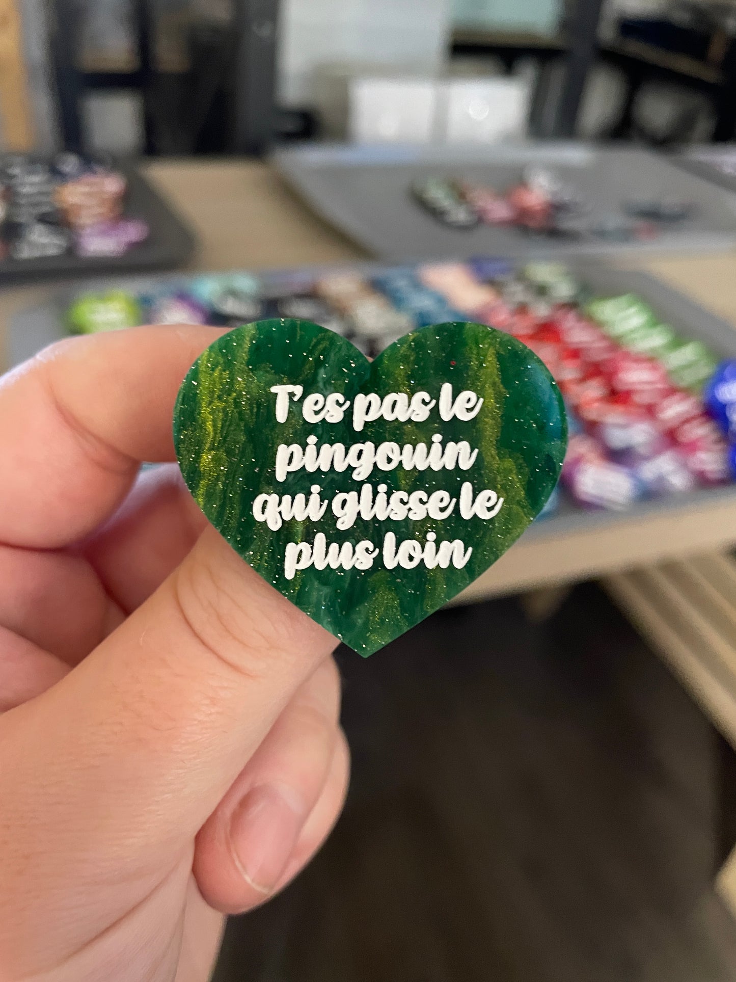 Broche "T'es pas le pingouin qui glisse le plus loin" en acrylique marbrée verte et dorée