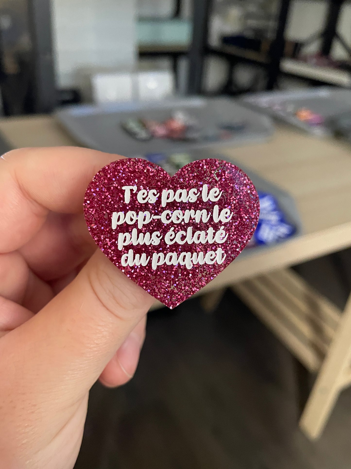 Broche "T'es pas le popcorn le plus éclaté du paquet" en acrylique à paillettes magenta