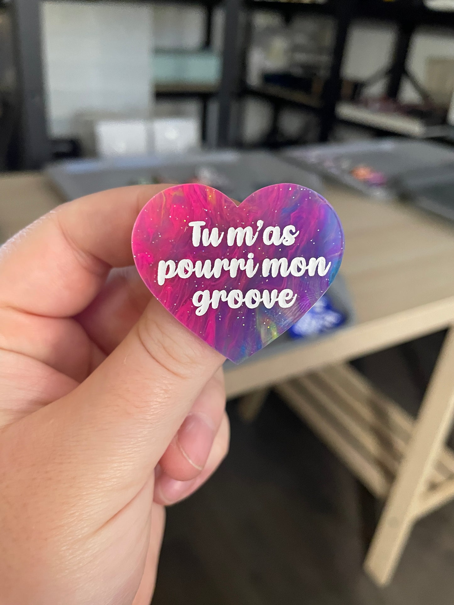 Broche "Tu m'as pourri mon groove" en acrylique marbrée semi-transparente multicolores