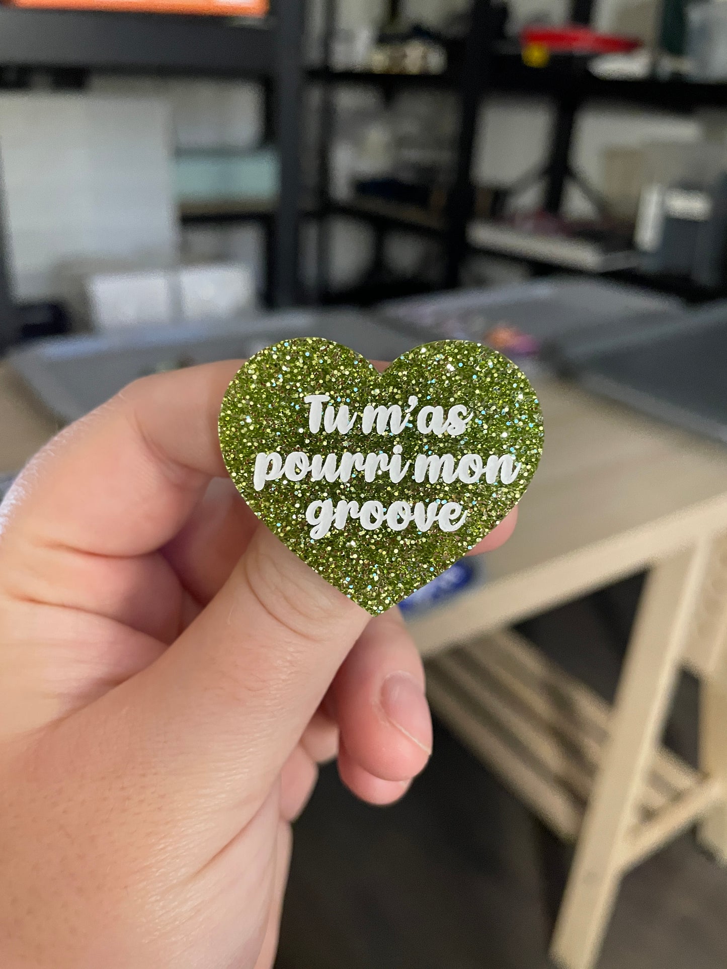 Broche "Tu m'as pourri mon groove" en acrylique à paillettes vertes