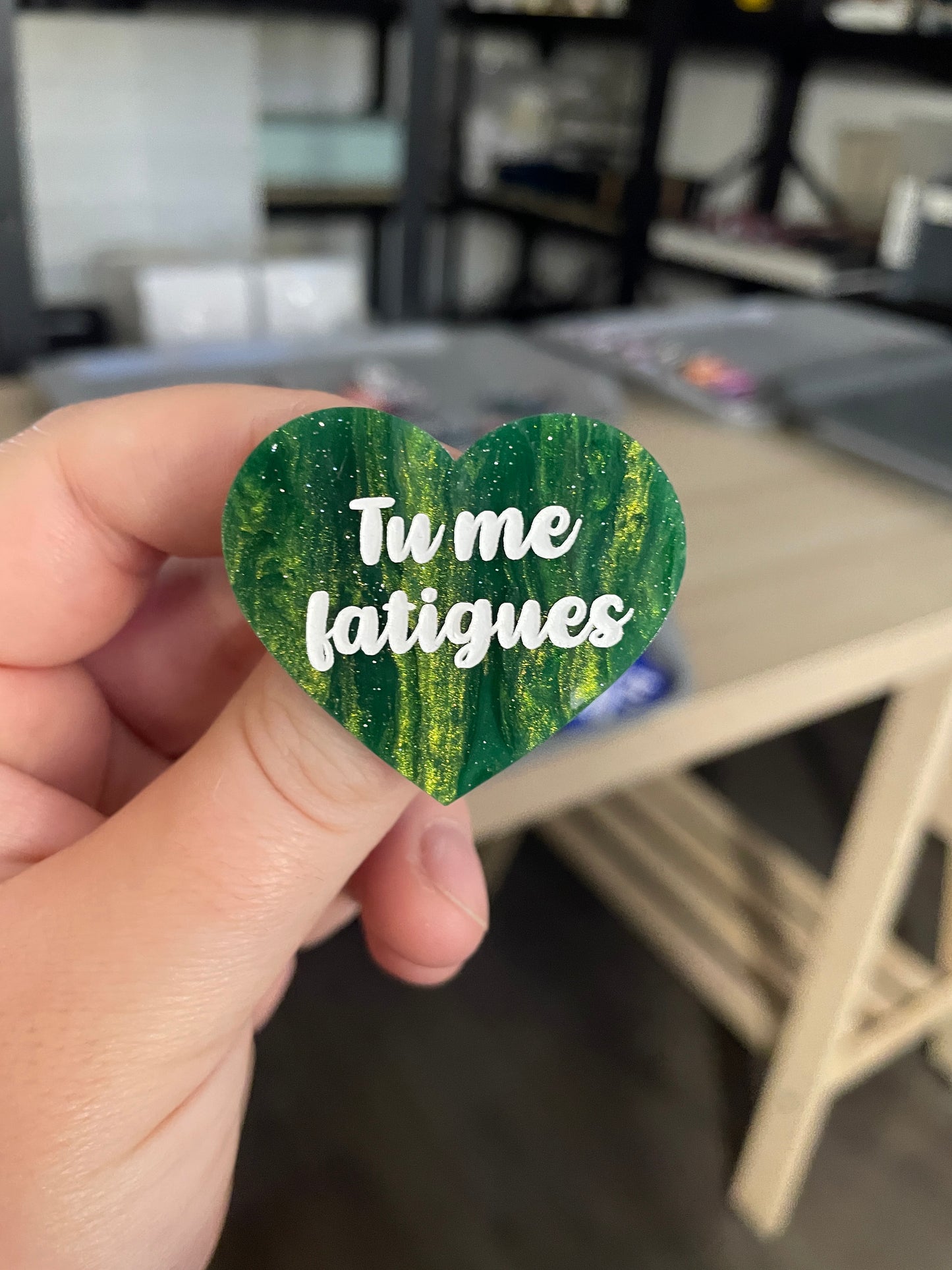 Broche "Tu me fatigues" en acrylique marbrée verte et dorée