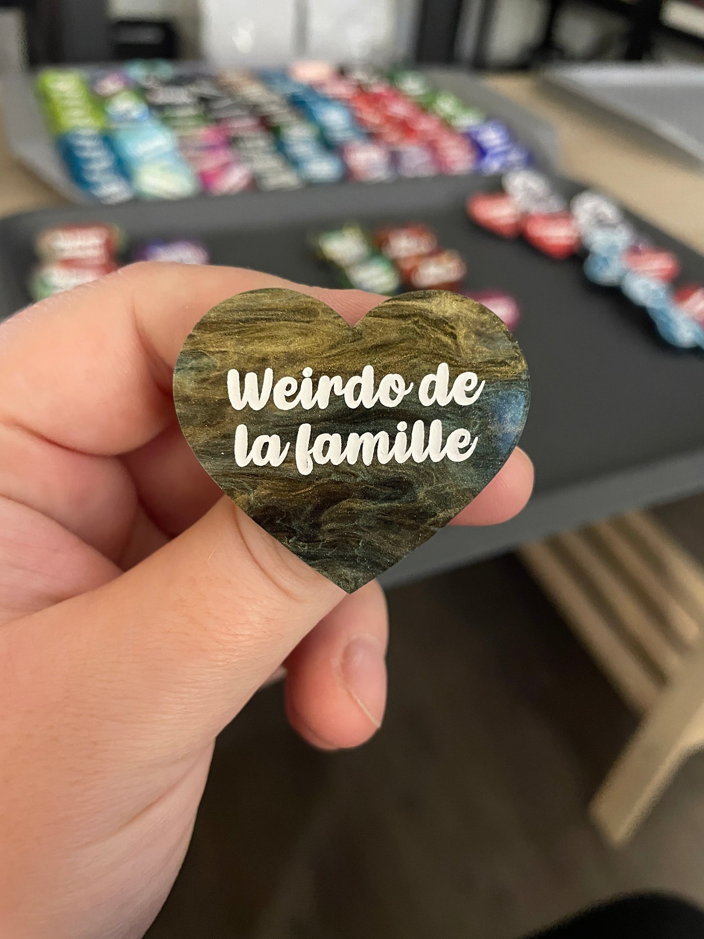 Broche "Weirdo de la famille" en acrylique marbrée verte et dorée