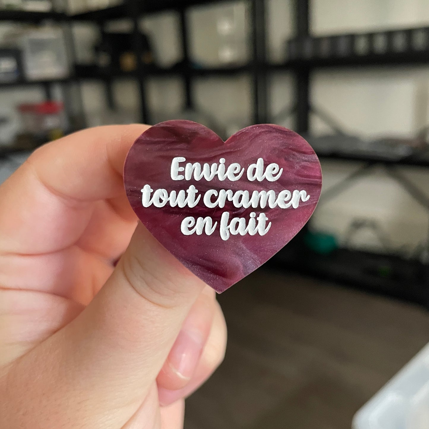 Broche "Envie de tout cramer en fait" en acrylique marbrée bordeaux