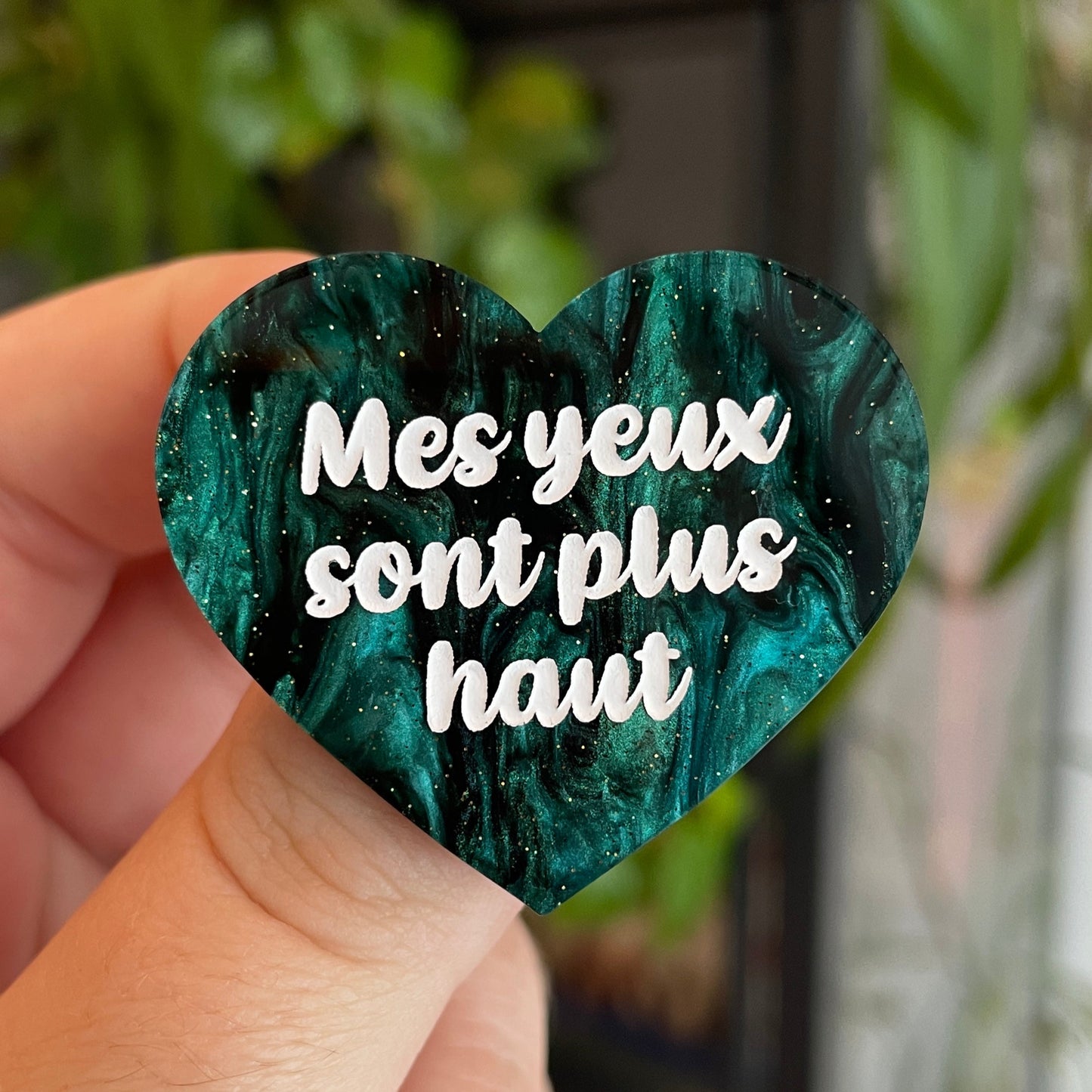 Broche "Mes yeux sont plus haut" en acrylique marbrée verte et noire à paillettes