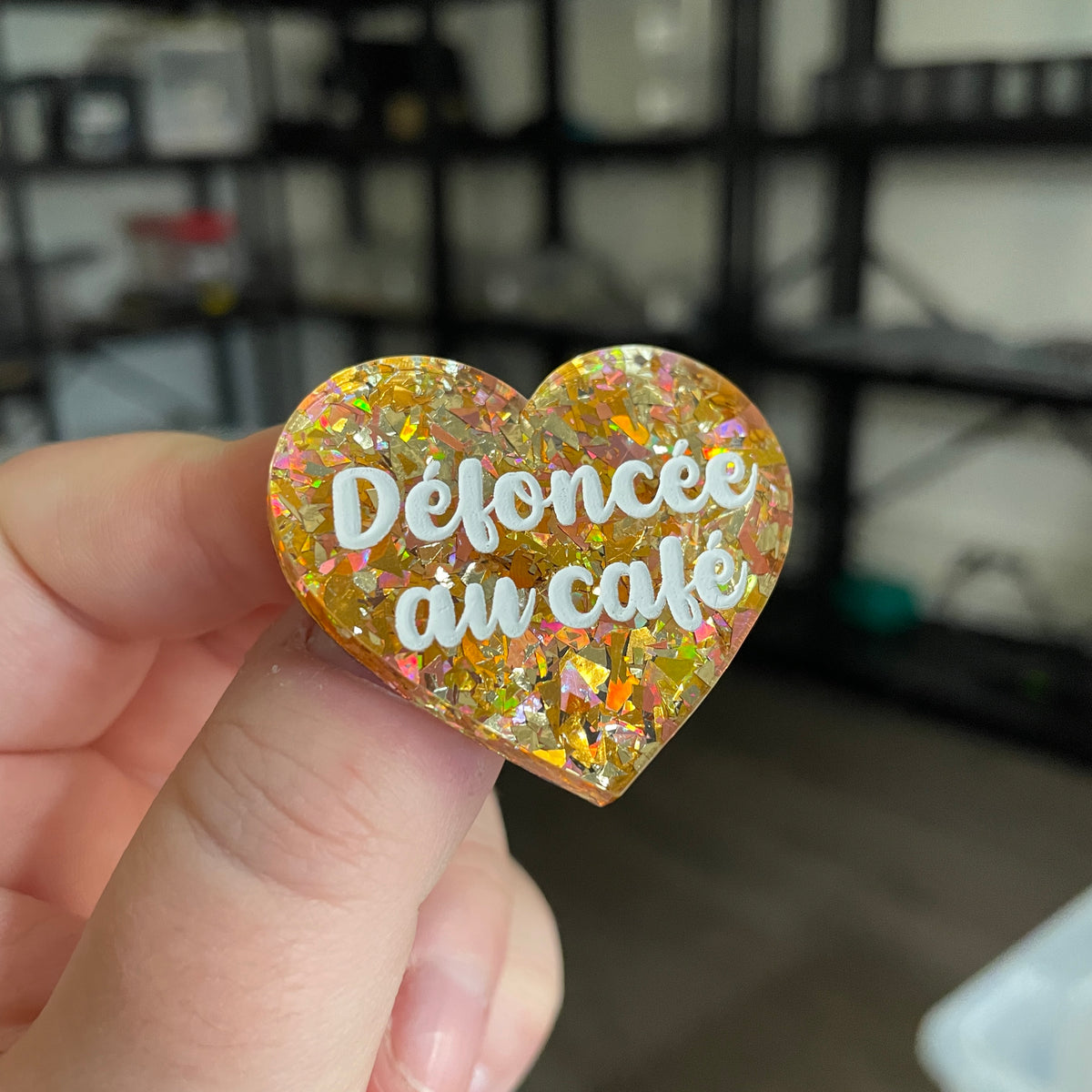 Broche "Défoncée au café" en acrylique transparente avec des confettis jaunes