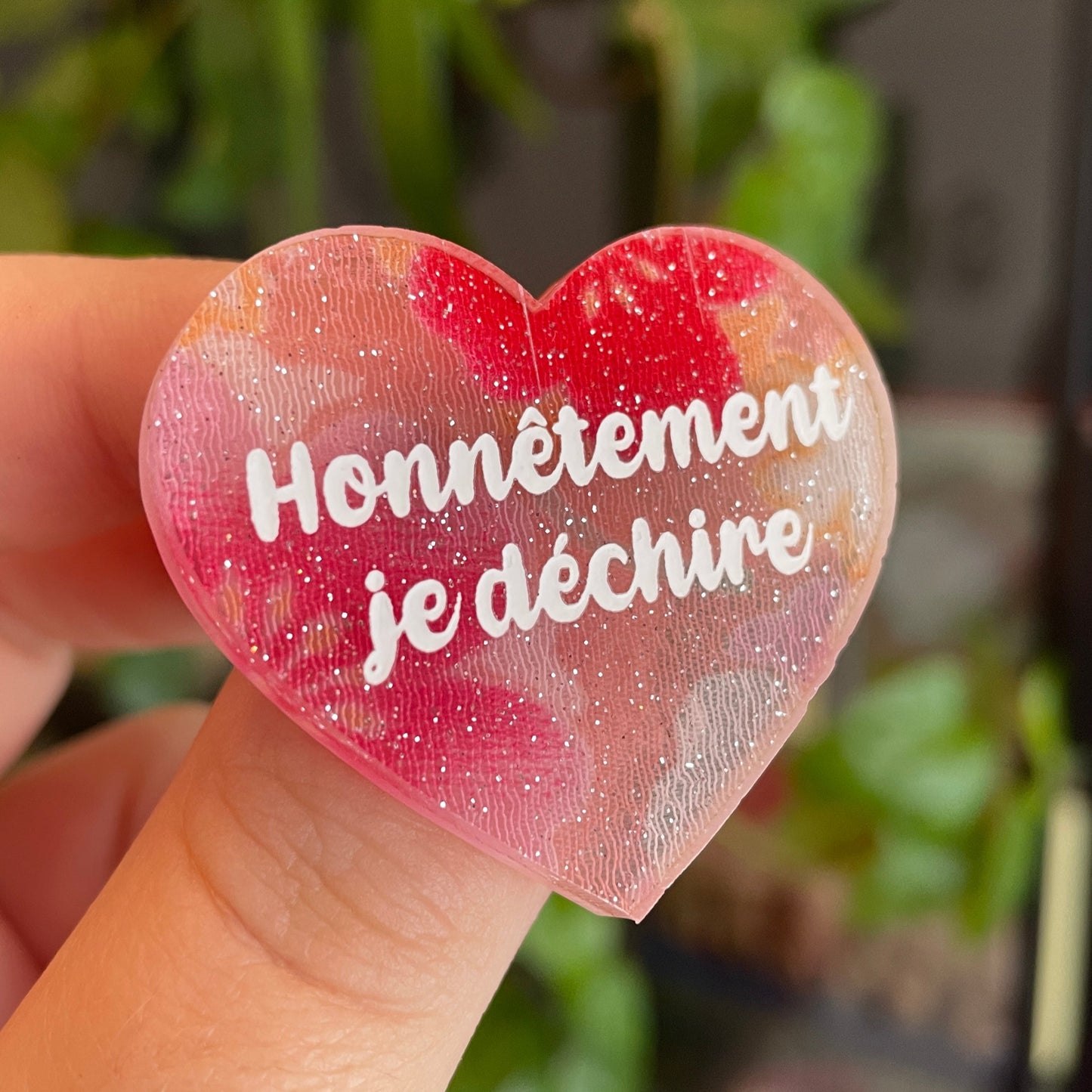 Broche "Honnêtement je déchire" en acrylique japonaise avec du tissu