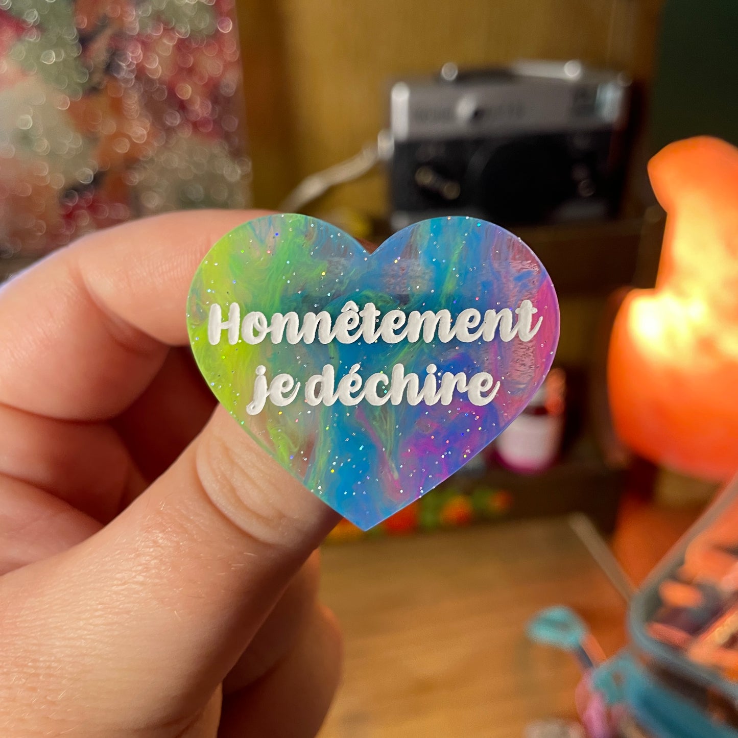 Broche "Honnêtement je déchire" en acrylique semi transparente marbrée multicolore