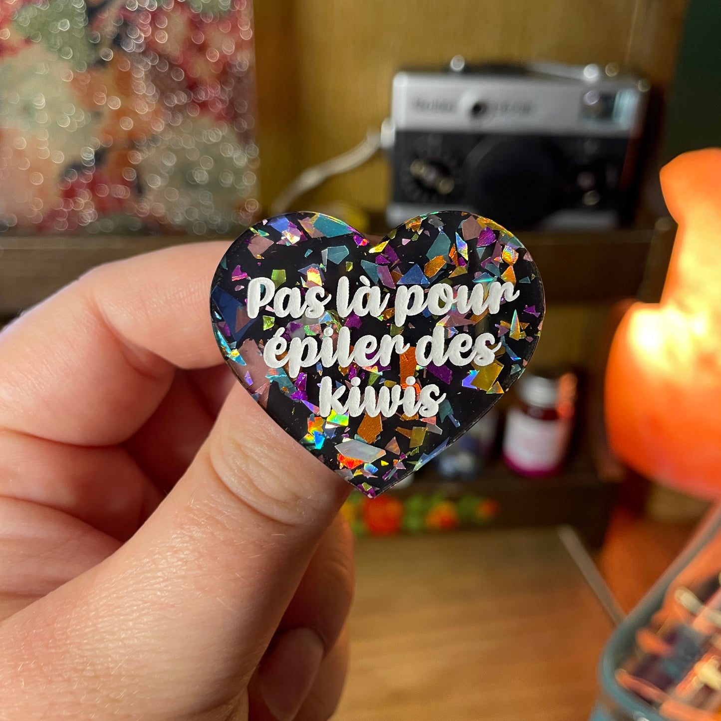 Broche "Pas là pour épiler des kiwis" en acrylique noire avec des éclats de confettis multicolores