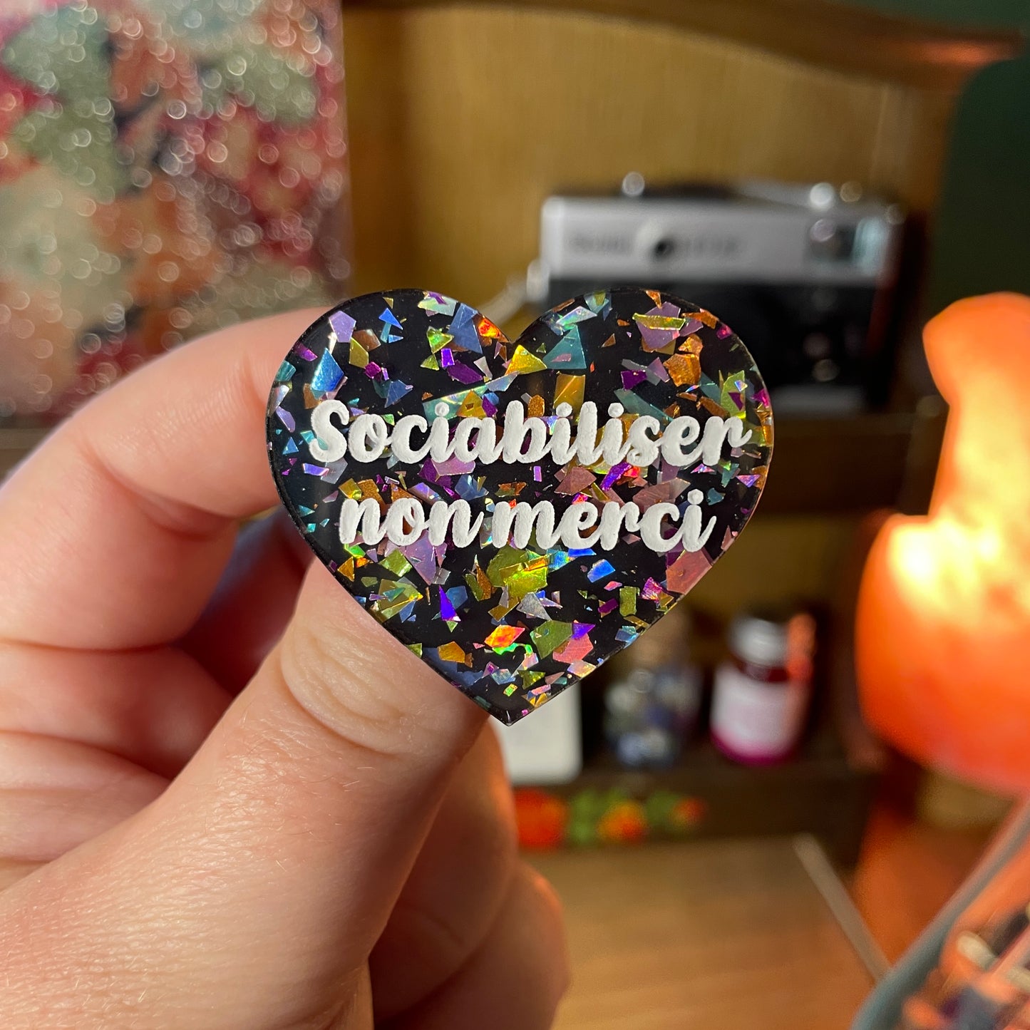 Broche "Sociabiliser non merci" en acrylique noire avec des éclats de confettis multicolores