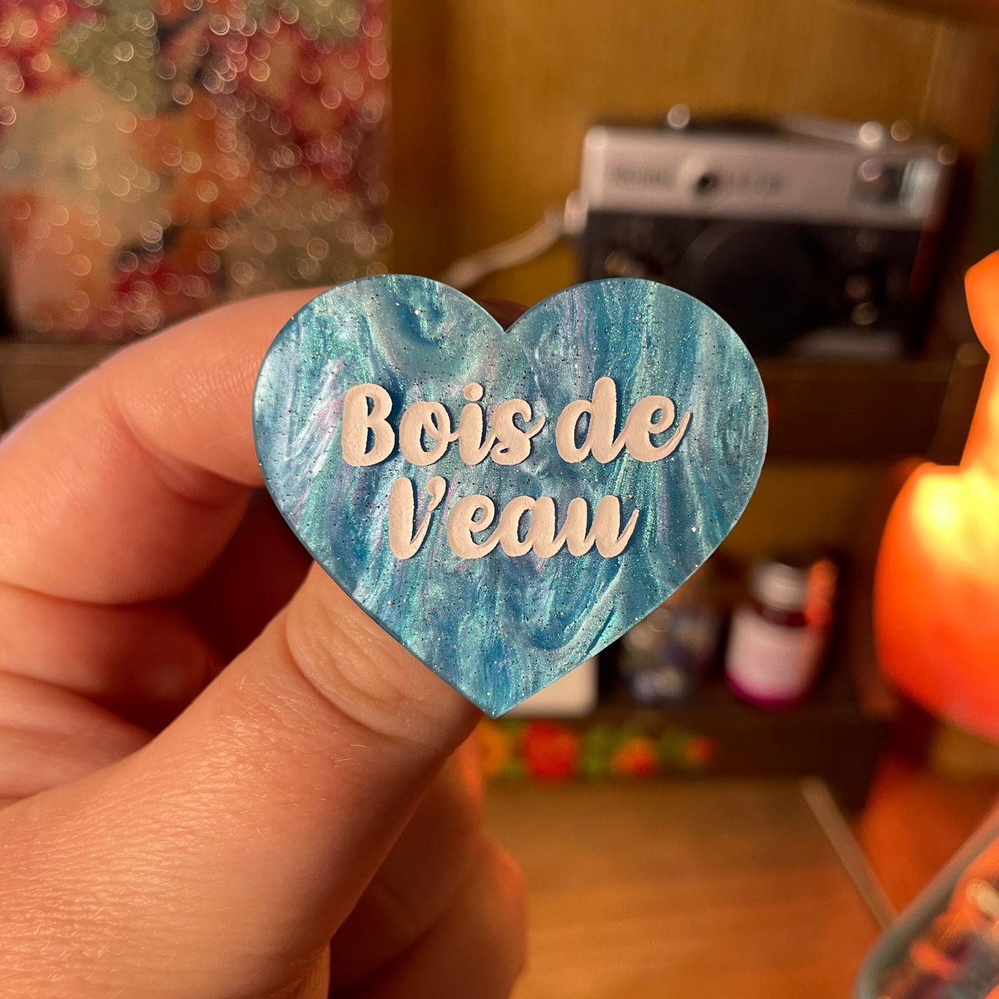Broche "Bois de l'eau" en acrylique marbrée bleue à paillettes