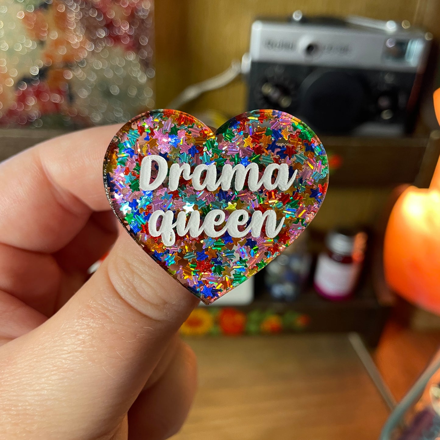 Broche "Drama queen" en acrylique semi transparente avec des étoiles multicolores