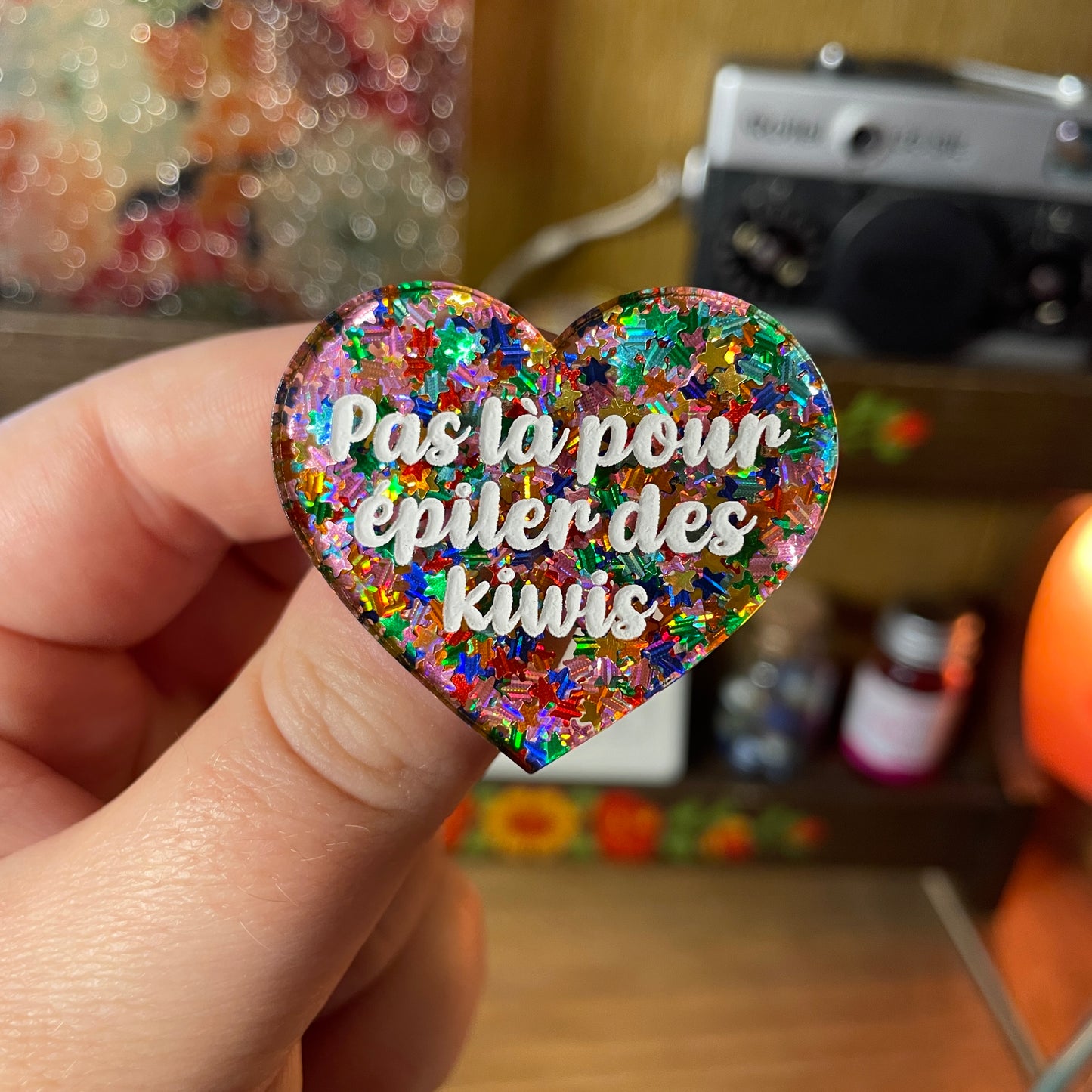 Broche "Pas là pour épiler des kiwis" en acrylique semi transparente avec des étoiles multicolores