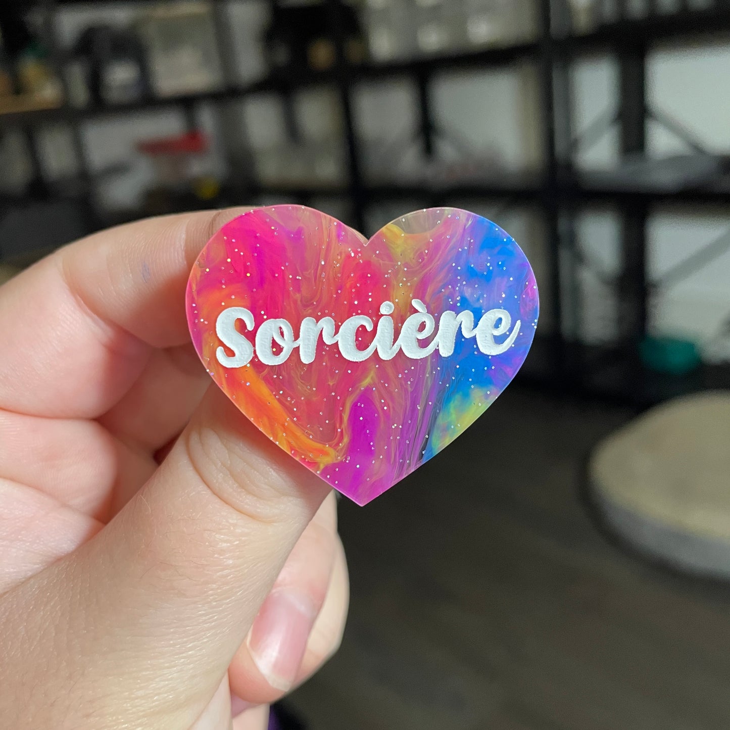 Broche "Sorcière" en acrylique semi transparente marbrée multicolore