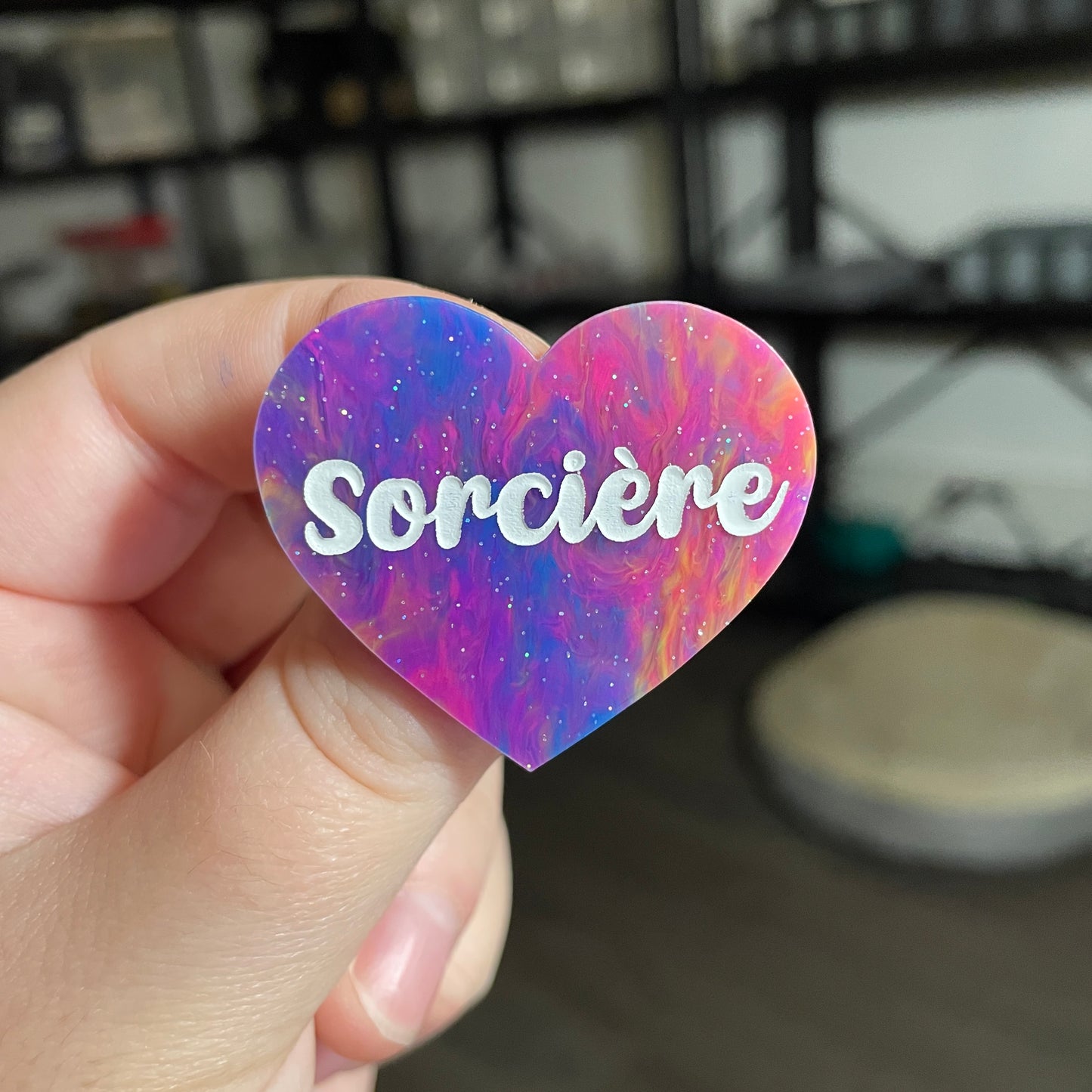 Broche "Sorcière" en acrylique semi transparente marbrée multicolore