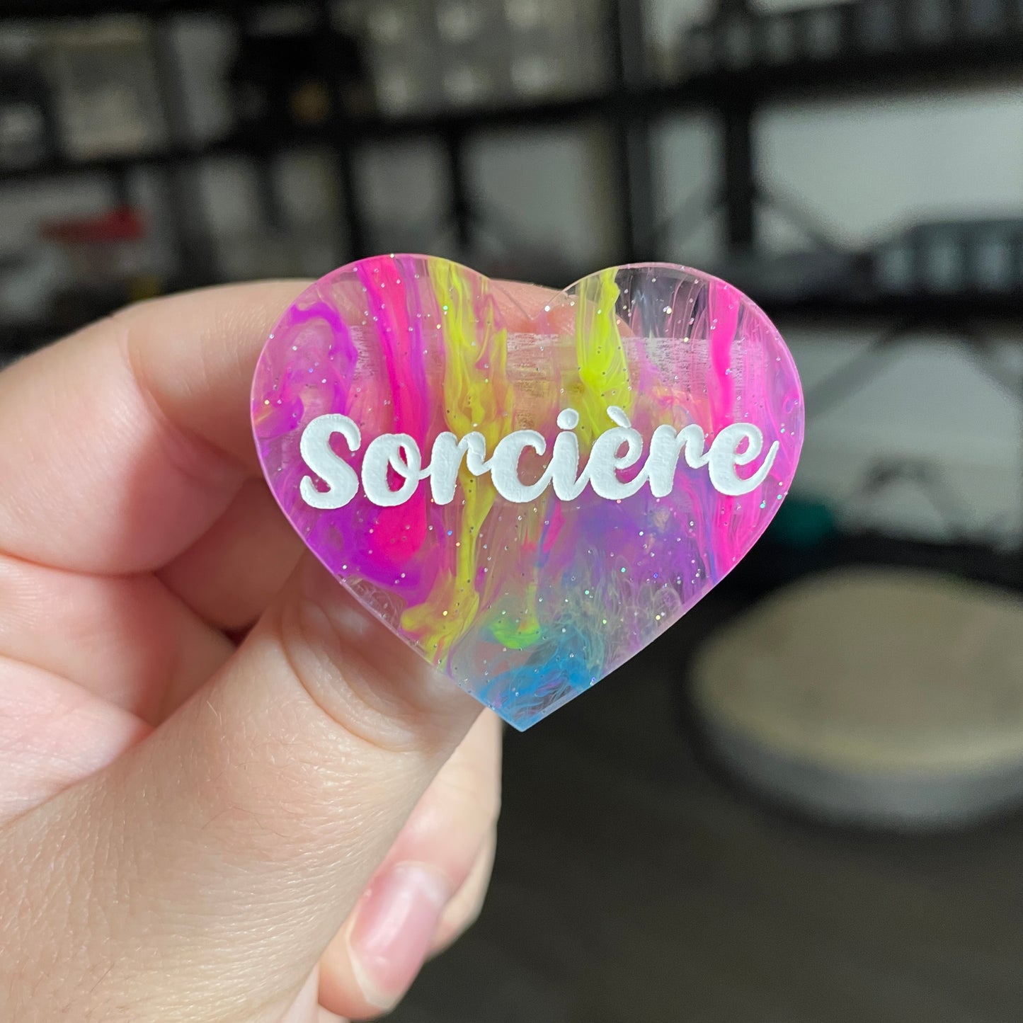 Broche "Sorcière" en acrylique semi transparente marbrée multicolore