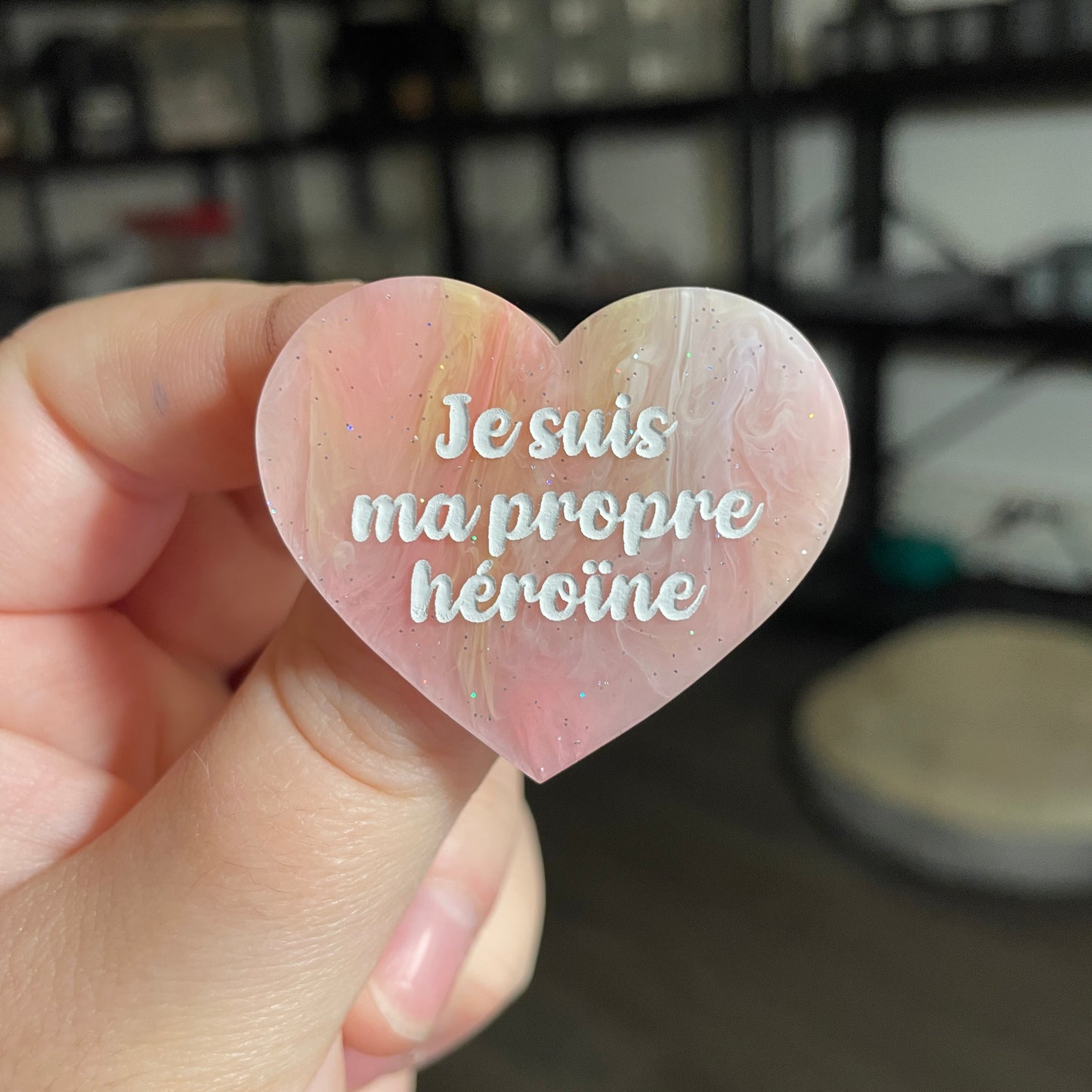Broche "Je suis ma propre héroïne" en acrylique marbrée corail, orange, jaune et blanche
