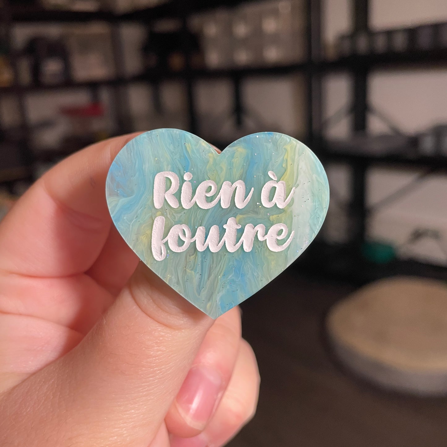 Broche "Rien à foutre" en acrylique marbrée bleue et jaune