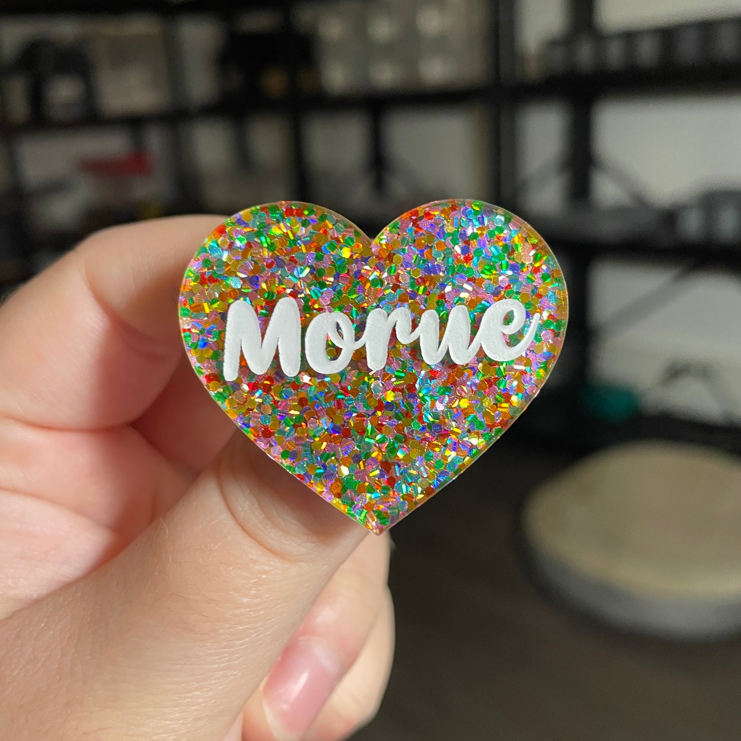 Broche "Morue" en acrylique semi transparente avec des pois multicolores