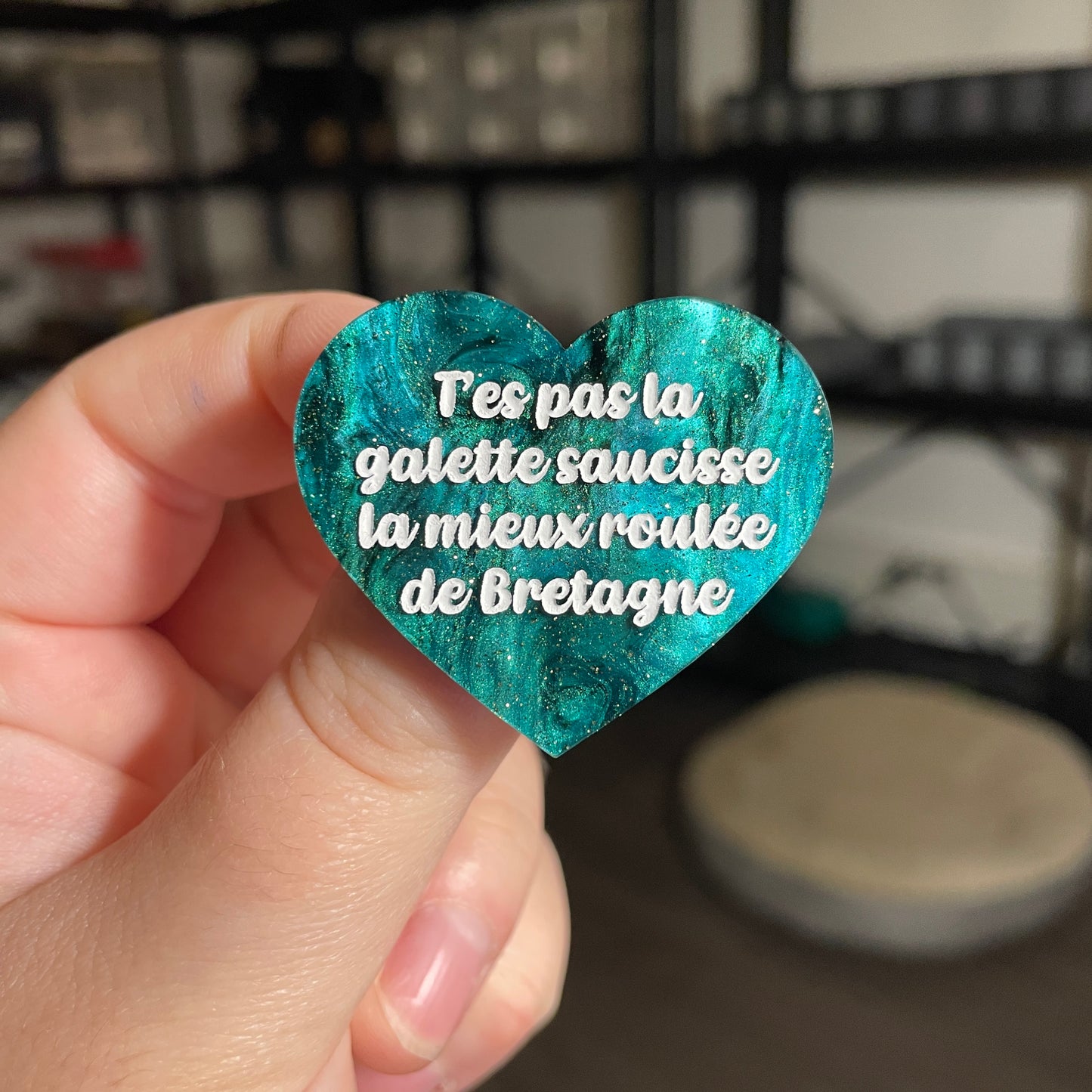 Broche "T'es pas la galette saucisse la mieux roulée de Bretagne" en acrylique marbrée verte et noire à paillettes