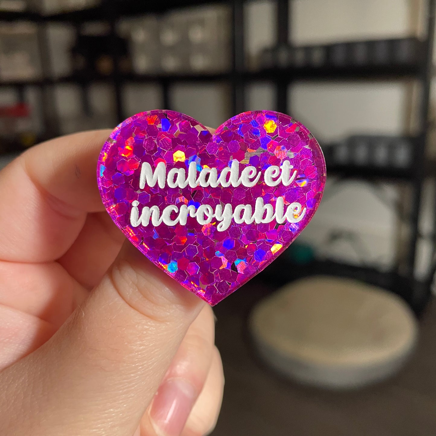 Broche "Malade et incroyable" en acrylique semi transparente avec des confettis fuchsia