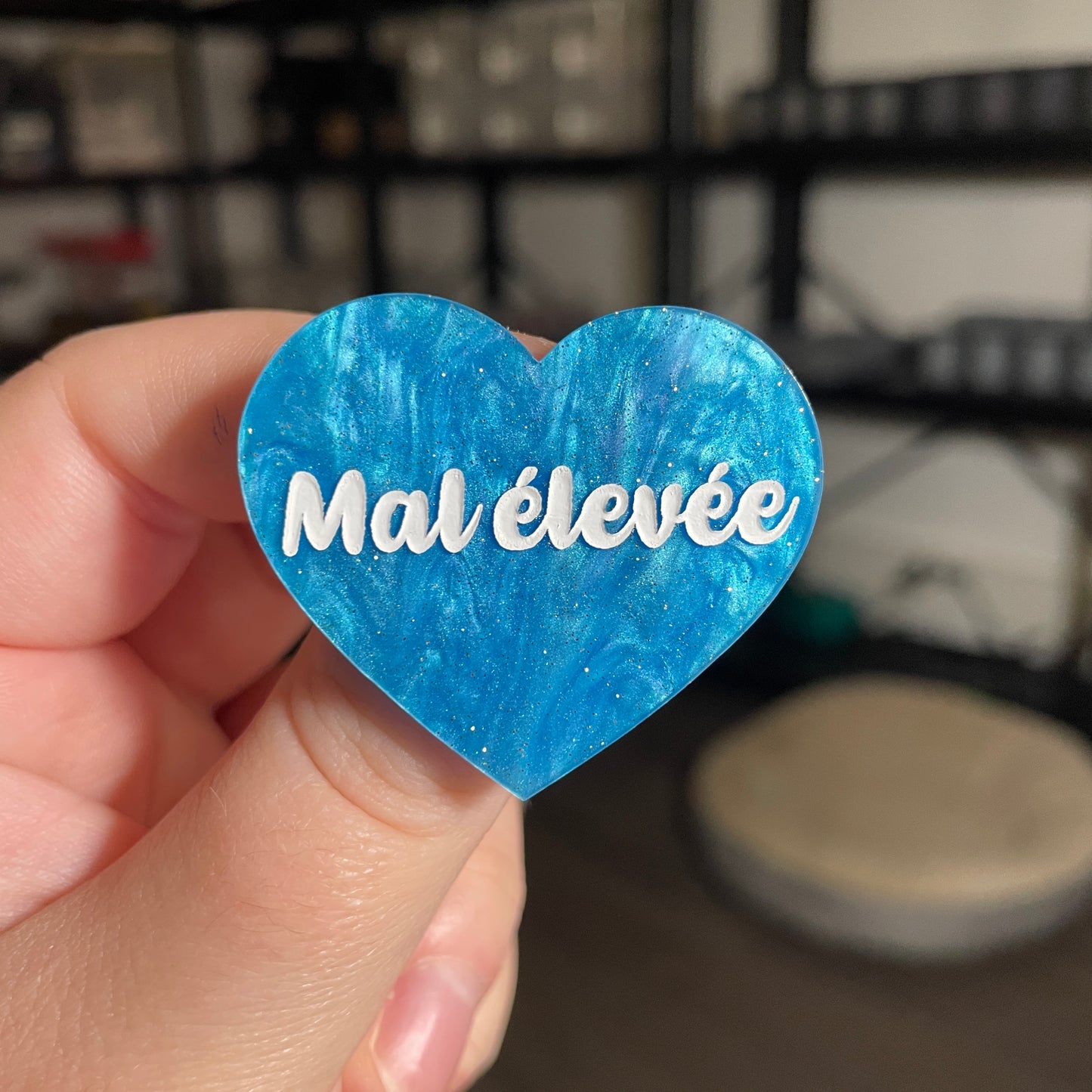 Broche "Mal élevée" en acrylique marbrée bleue à paillettes