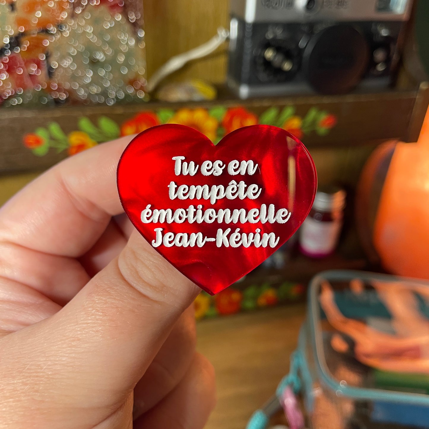 Broche "Tu es en tempête émotionnelle Jean-Kévin" en acrylique marbrée rouge