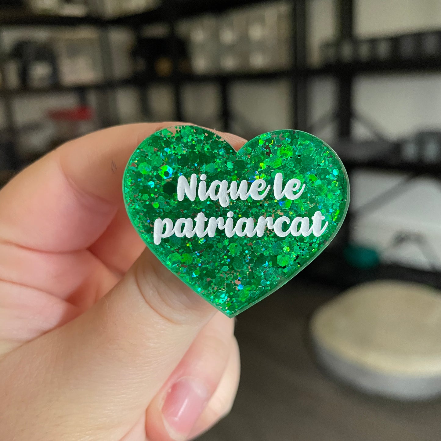 Broche "Nique le patriarcat" en acrylique à paillettes vertes