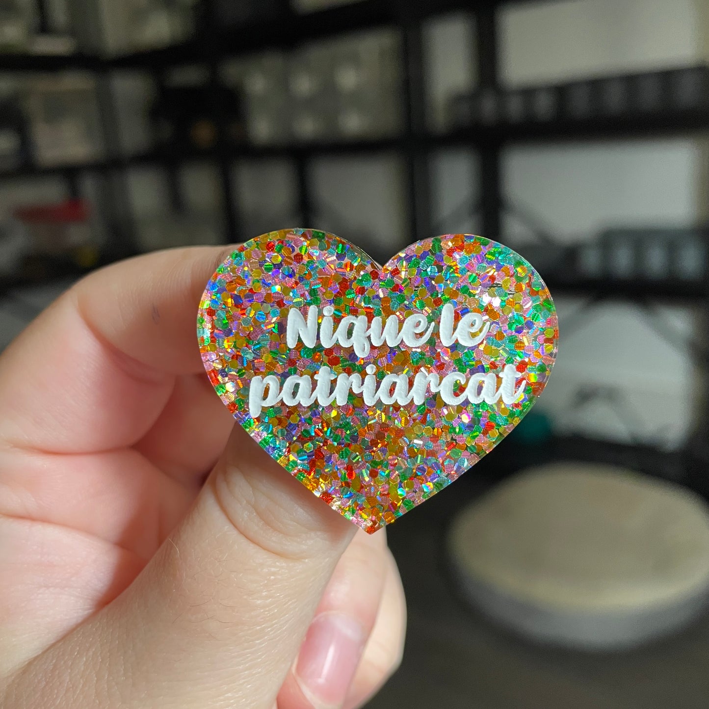 Broche "Nique le patriarcat" en acrylique semi transparente avec des pois multicolores