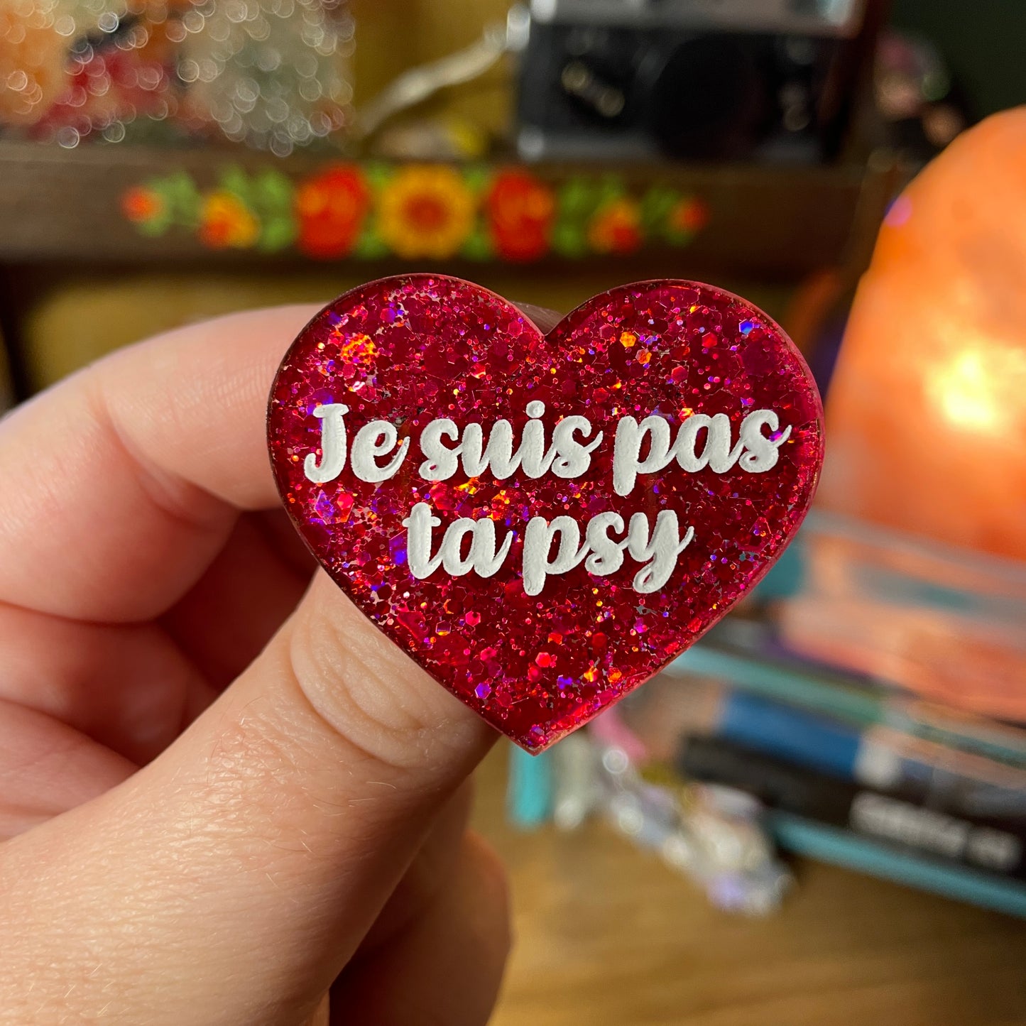Broche "Je suis pas ta psy" en acrylique semi transparente à paillettes rouges