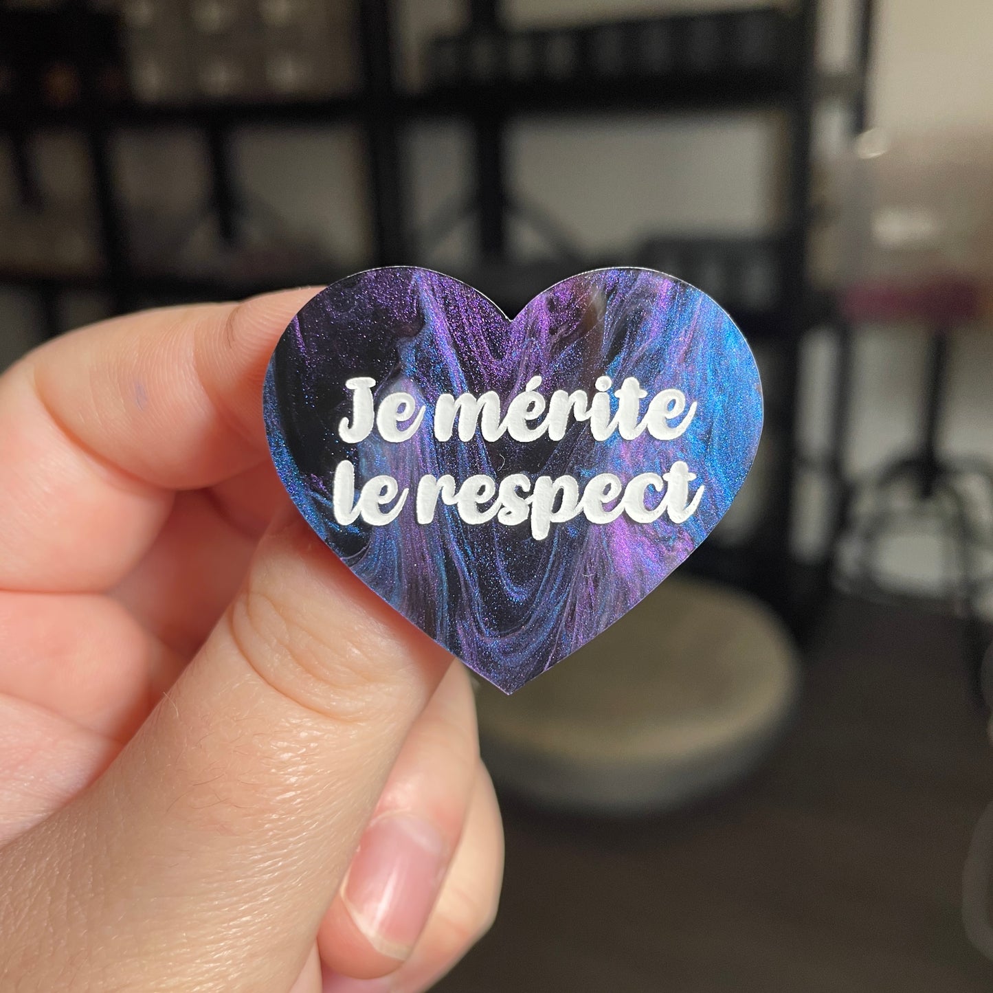 Broche "Je mérite le respect" en acrylique marbrée bleue, noire et violette