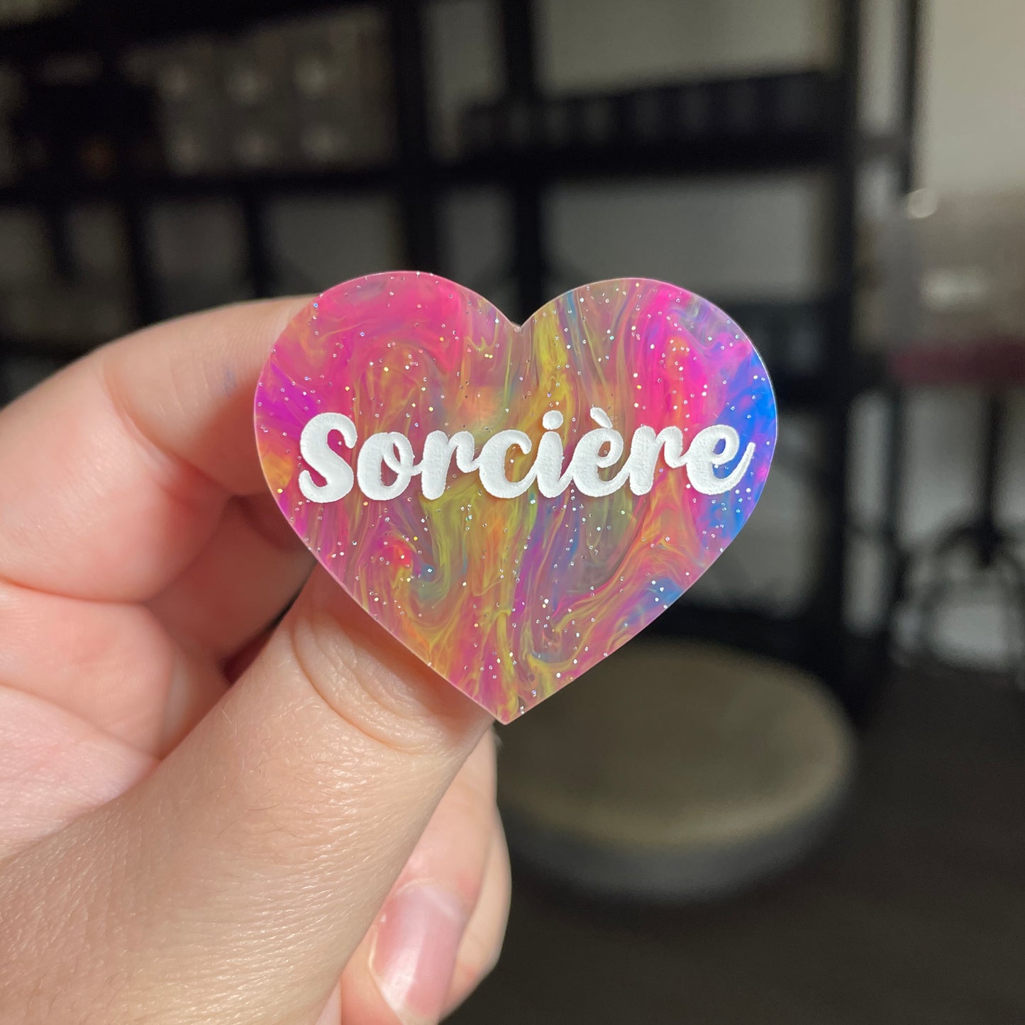 Broche "Sorcière" en acrylique semi transparente marbrée multicolore