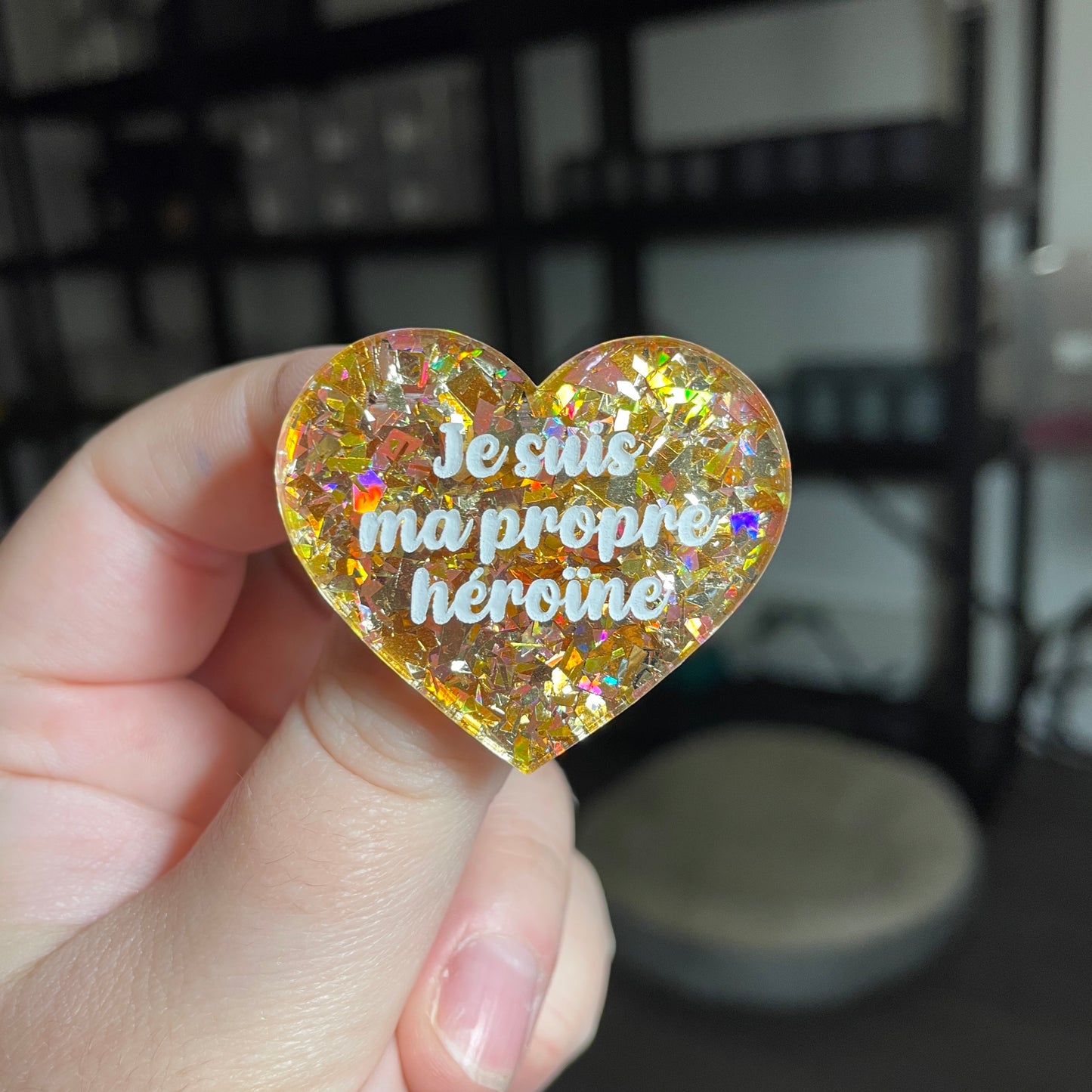 Broche "Je suis ma propre héroïne" en acrylique transparente avec des confettis jaunes